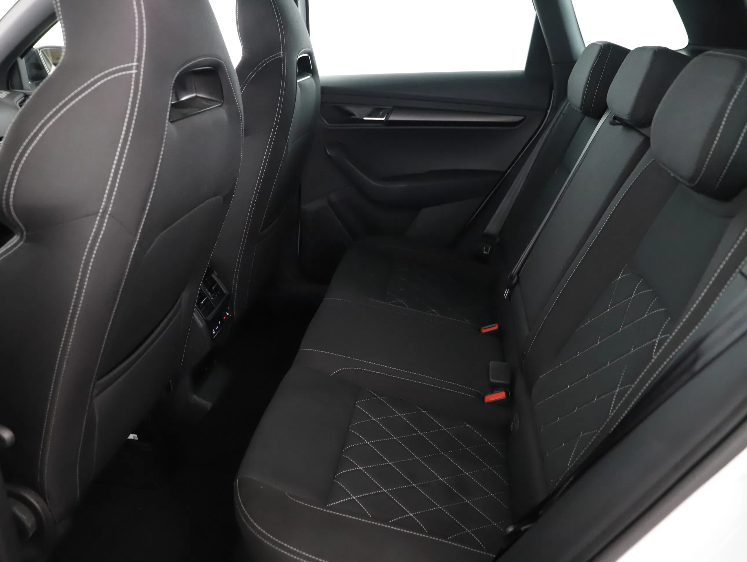 Skoda Karoq 2.0 TDI Sportline | Bild 25 von 31