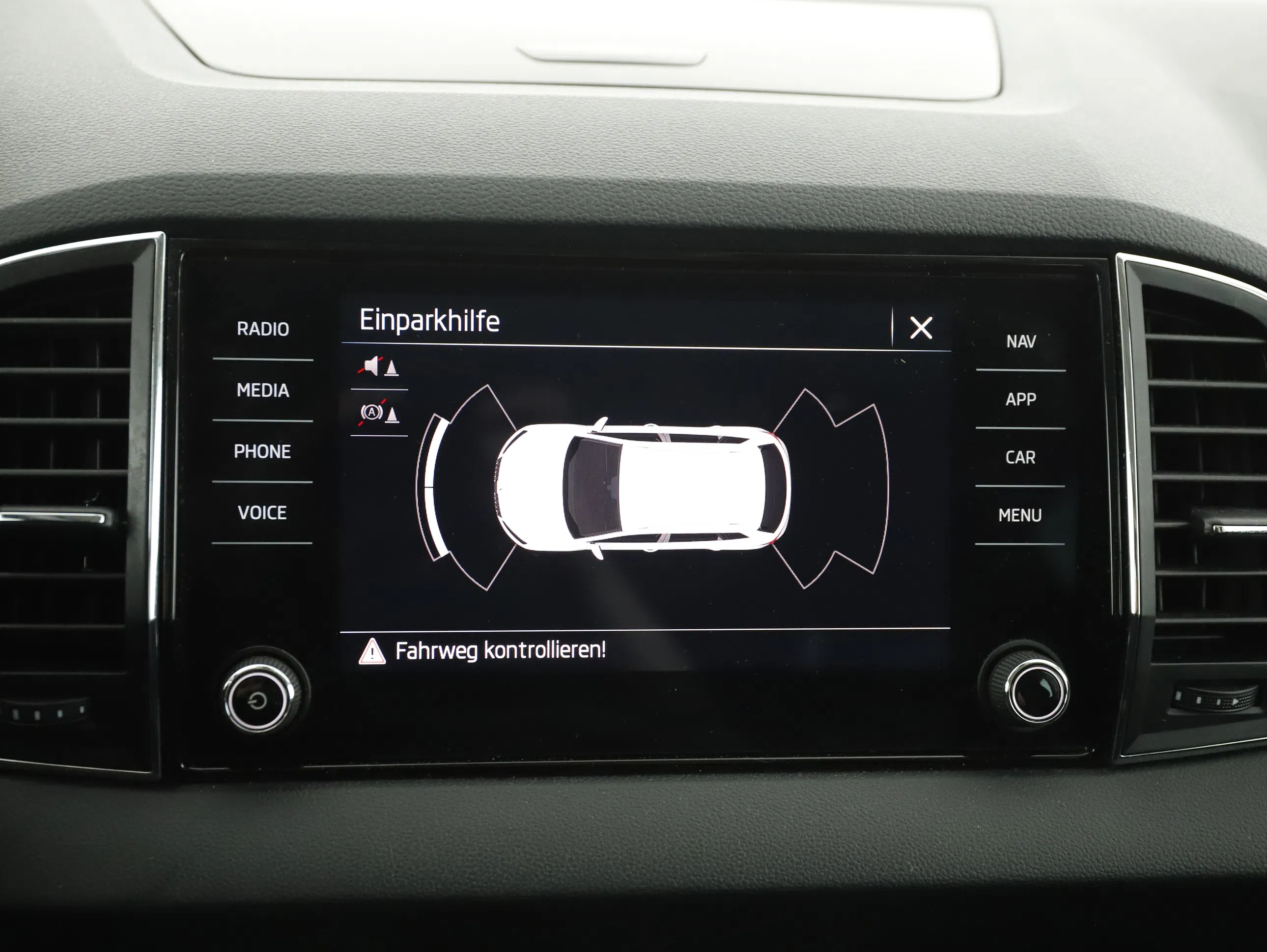 Skoda Karoq 2.0 TDI Ambition SC | Bild 17 von 24