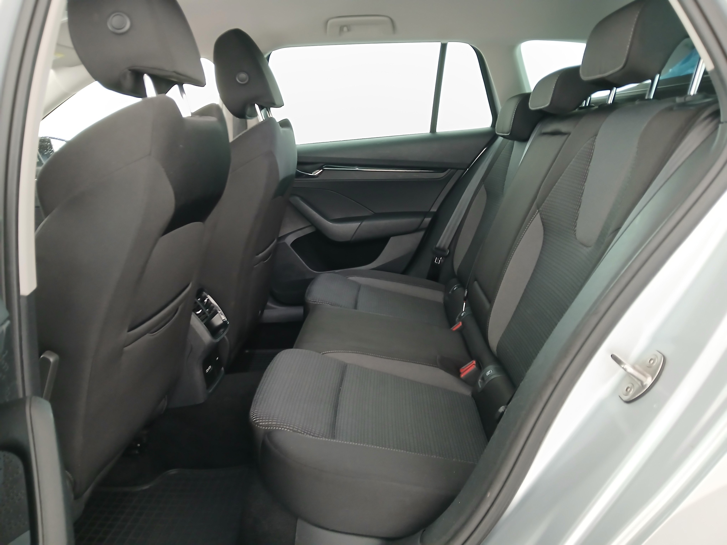 Skoda Octavia Combi 2.0 TDI Ambition | Bild 27 von 30