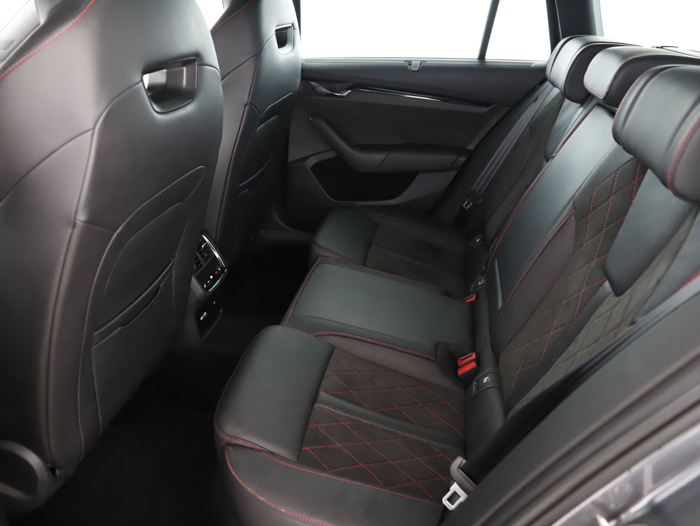Skoda Octavia Combi 2.0 TDI RS | Bild 18 von 24