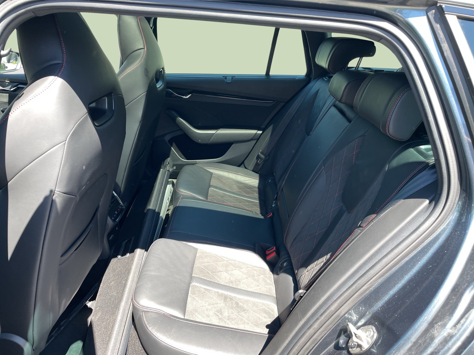 Skoda Octavia Combi 2.0 TDI RS | Bild 20 von 29