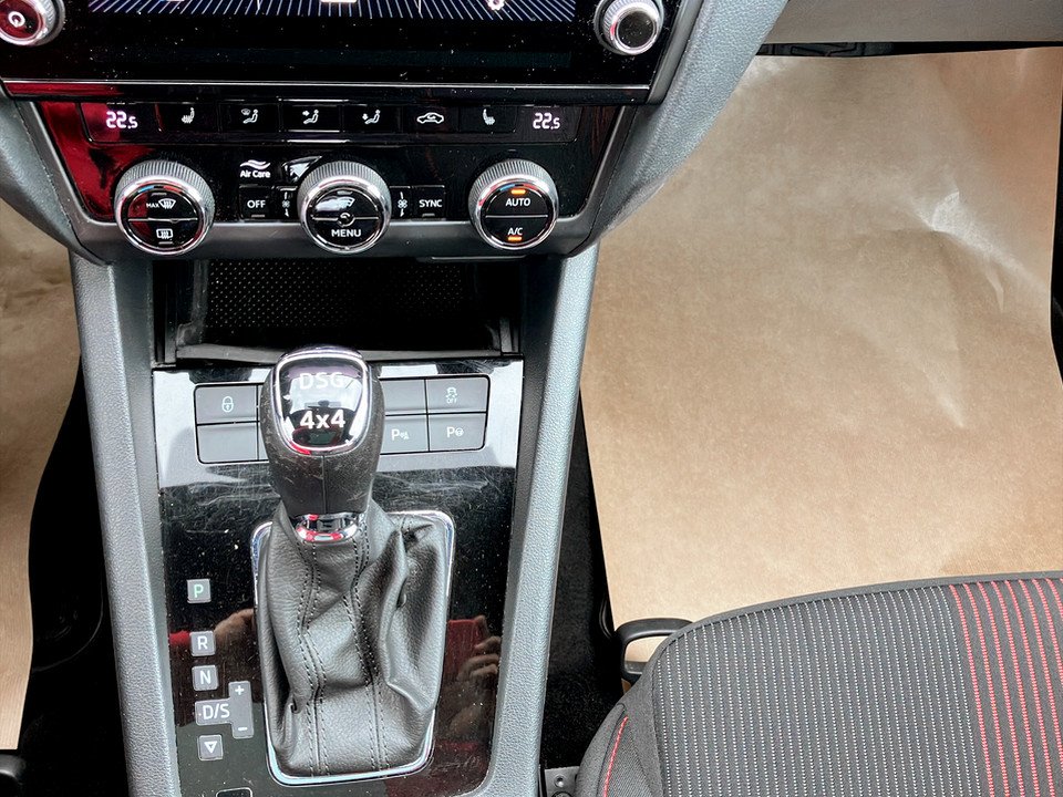 Skoda Octavia Combi 2.0 TDI 4X4 Style DSG | Bild 17 von 28