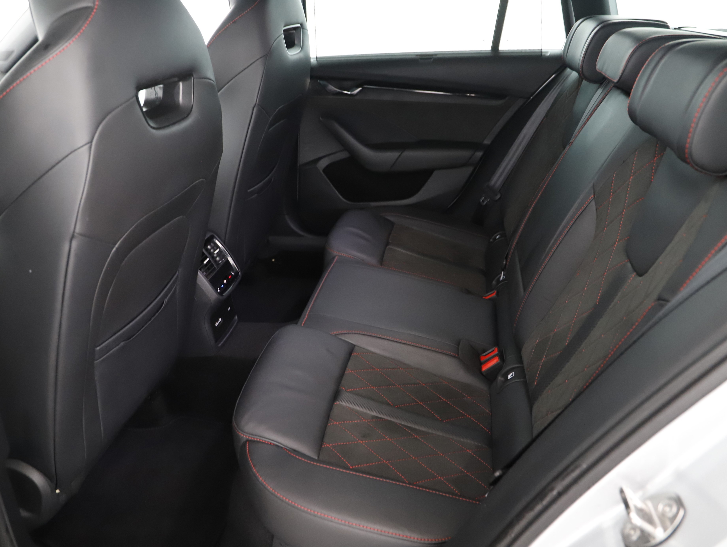 Skoda Octavia Combi 2.0 TDI RS | Bild 13 von 24