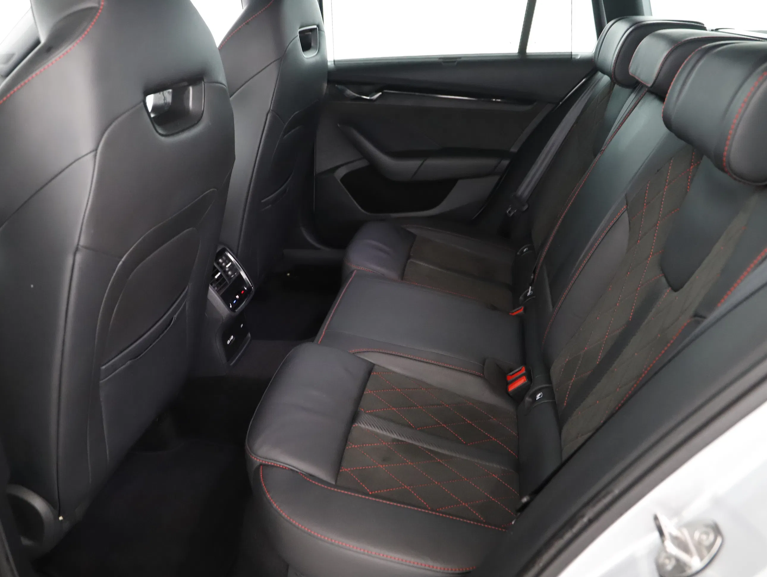 Skoda Octavia Combi 2.0 TDI RS | Bild 13 von 24