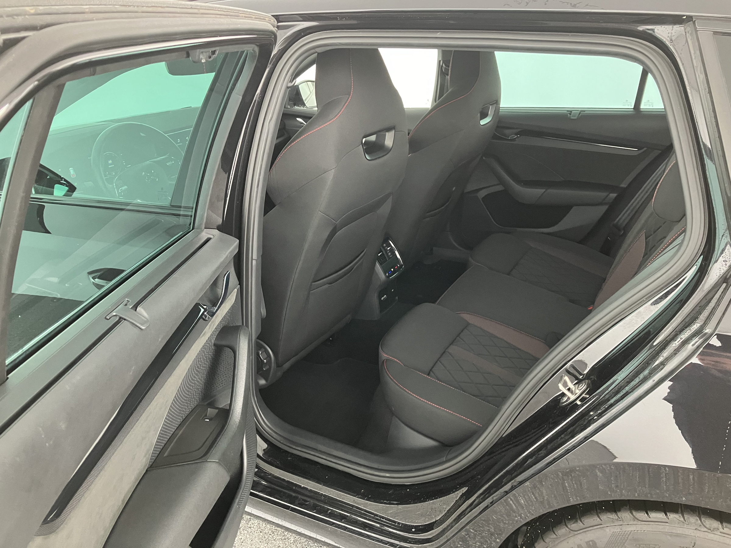 Skoda Octavia Combi 2.0 TDI RS | Bild 11 von 31