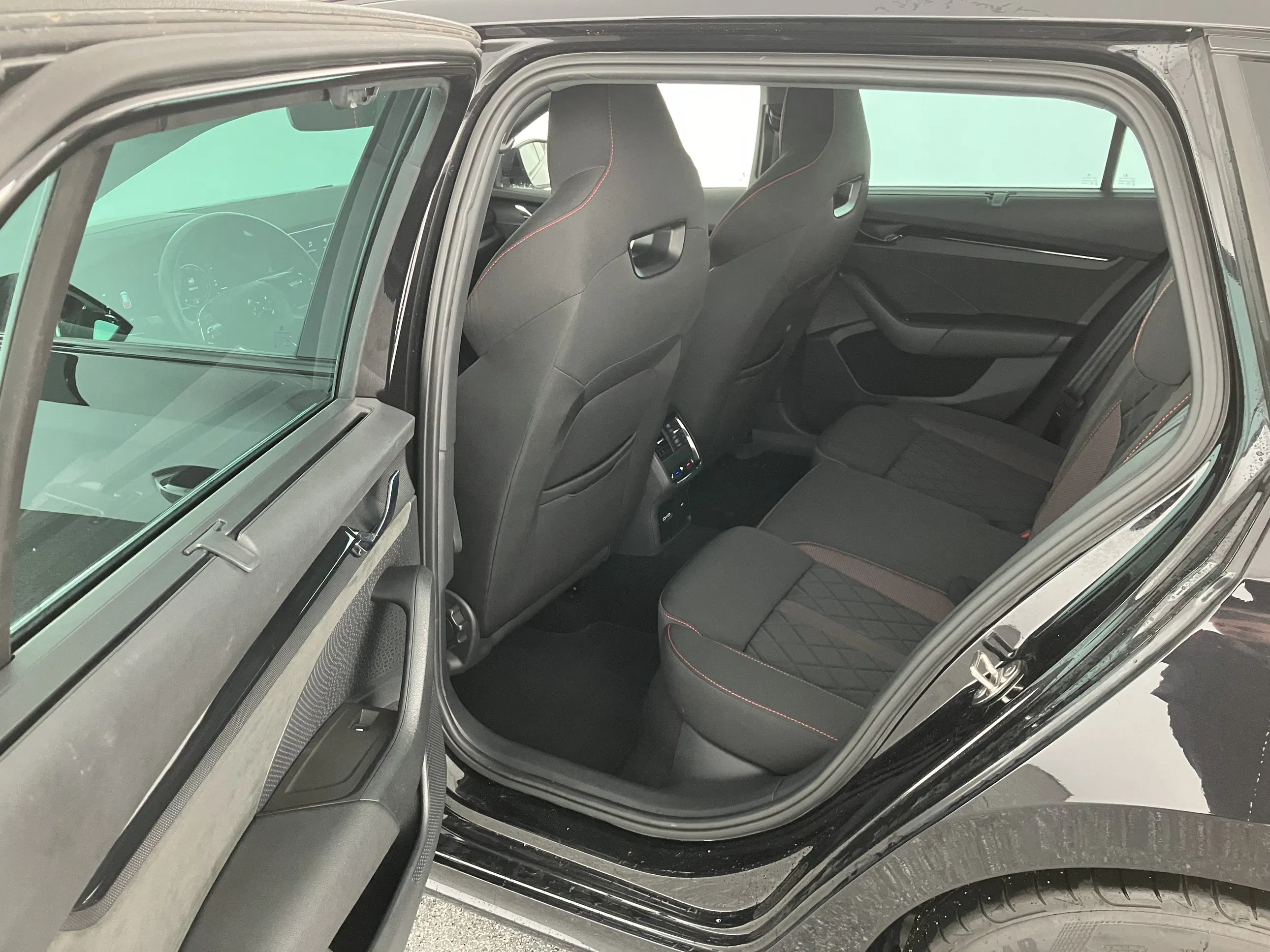 Skoda Octavia Combi 2.0 TDI RS | Bild 11 von 31