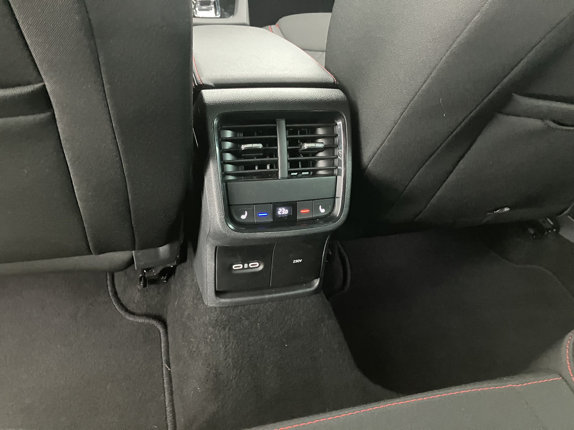 Skoda Octavia Combi 2.0 TDI RS | Bild 13 von 31