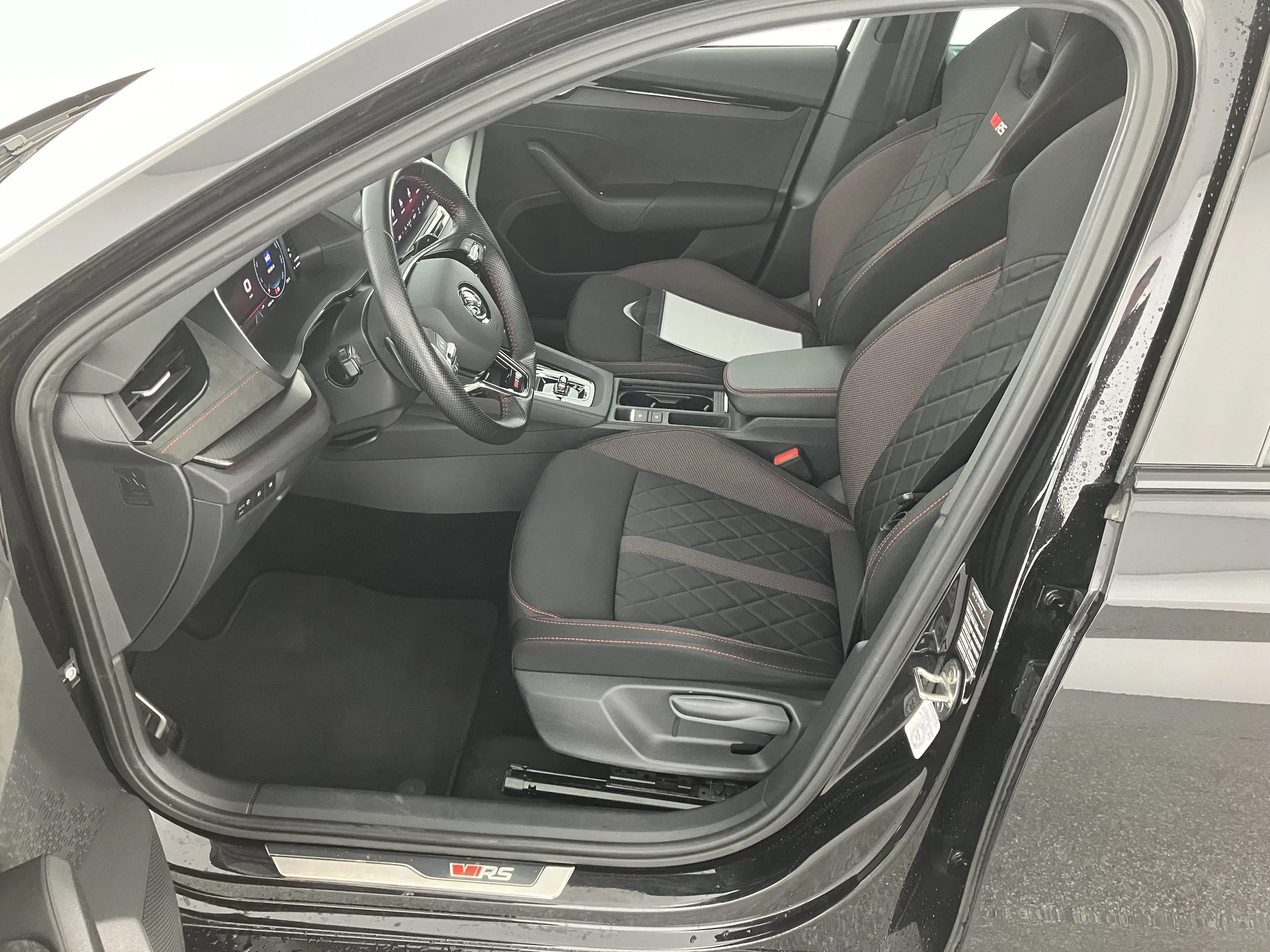 Skoda Octavia Combi 2.0 TDI RS | Bild 17 von 31