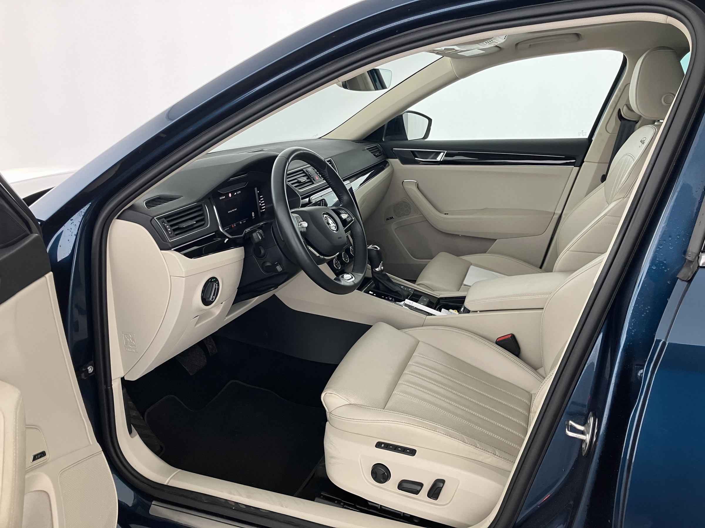 Skoda SUPERB Combi L&K TDI SCR DSG | Bild 6 von 16