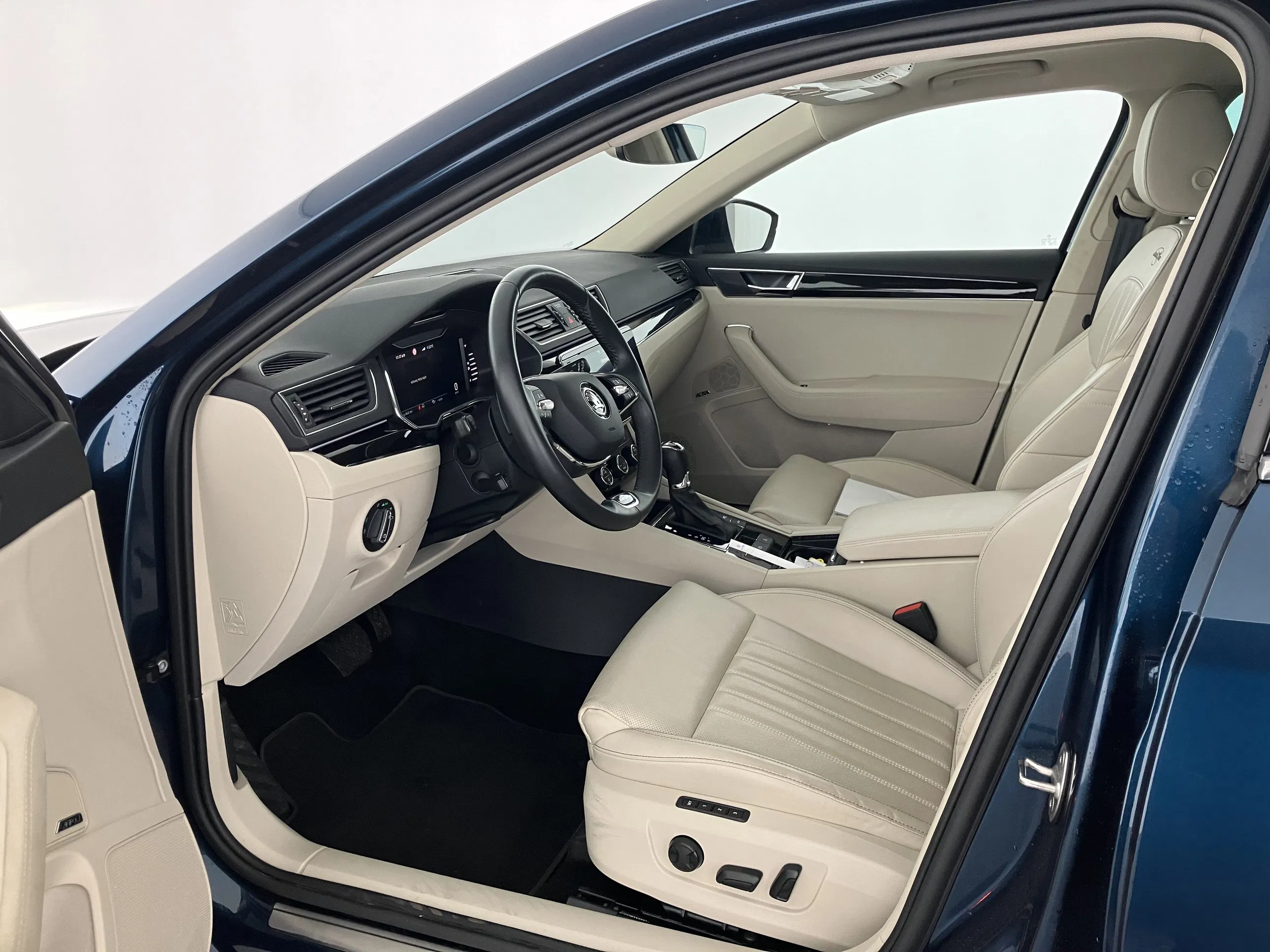 Skoda SUPERB Combi L&K TDI SCR DSG | Bild 6 von 16