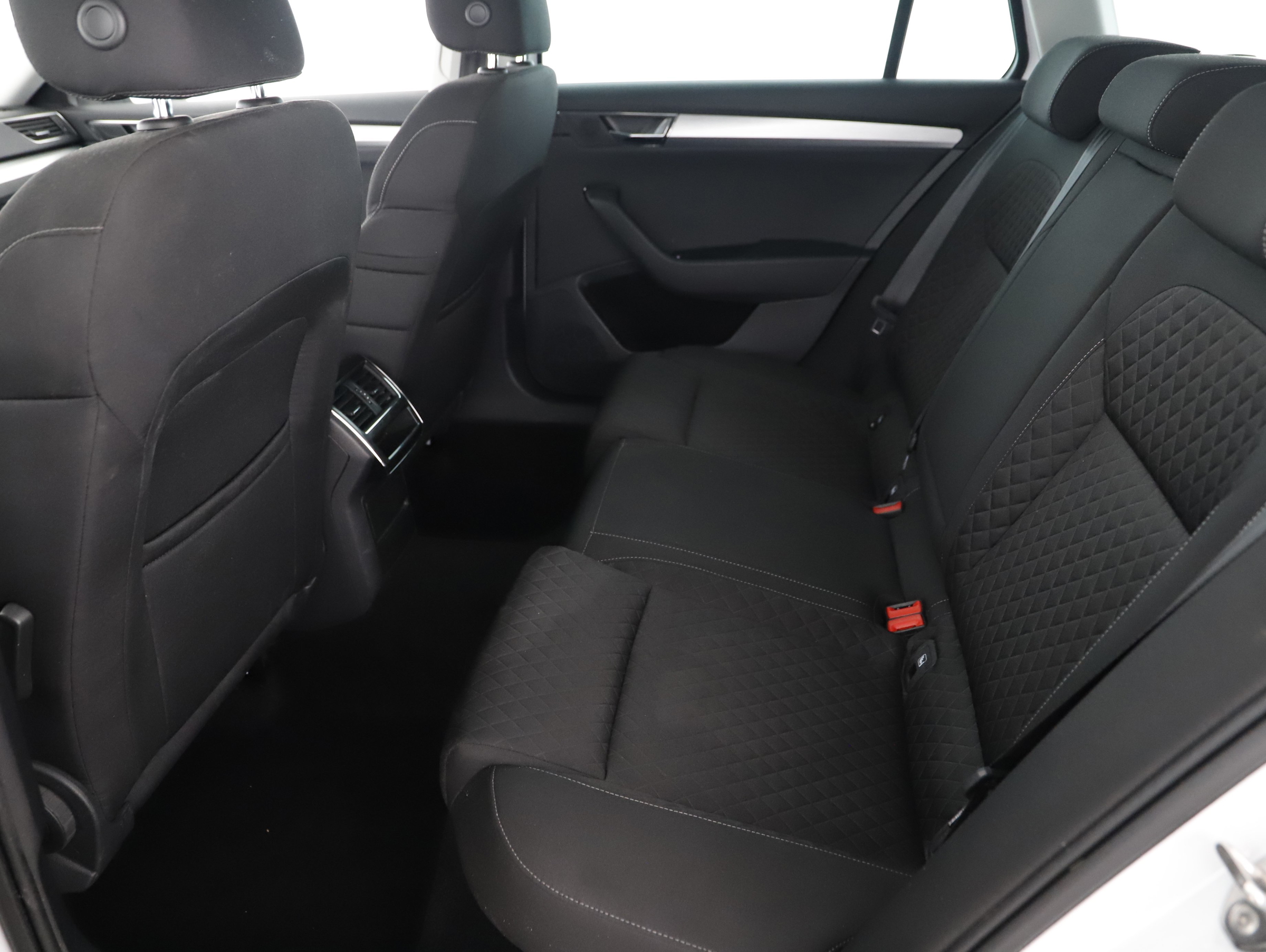 Skoda Superb Combi 2.0 TDI Ambition | Bild 2 von 23