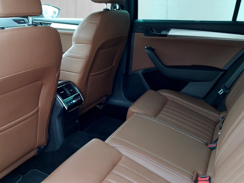 Skoda SUPERB Combi 2.0TDI DSG 4X4 L&K | Bild 16 von 19