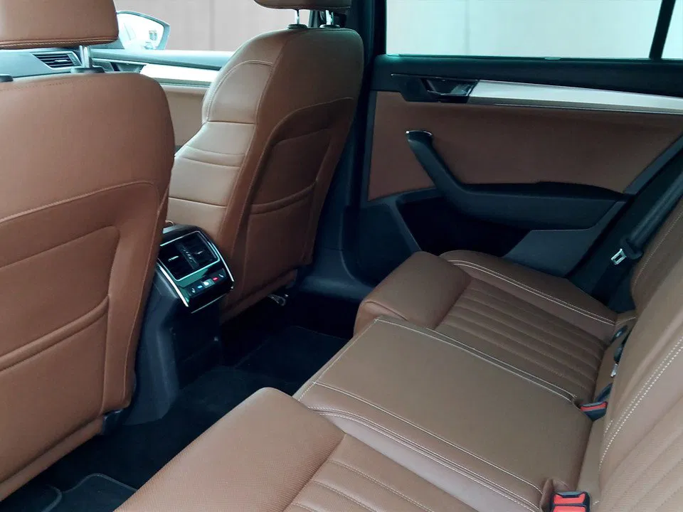 Skoda SUPERB Combi 2.0TDI DSG 4X4 L&K | Bild 16 von 19