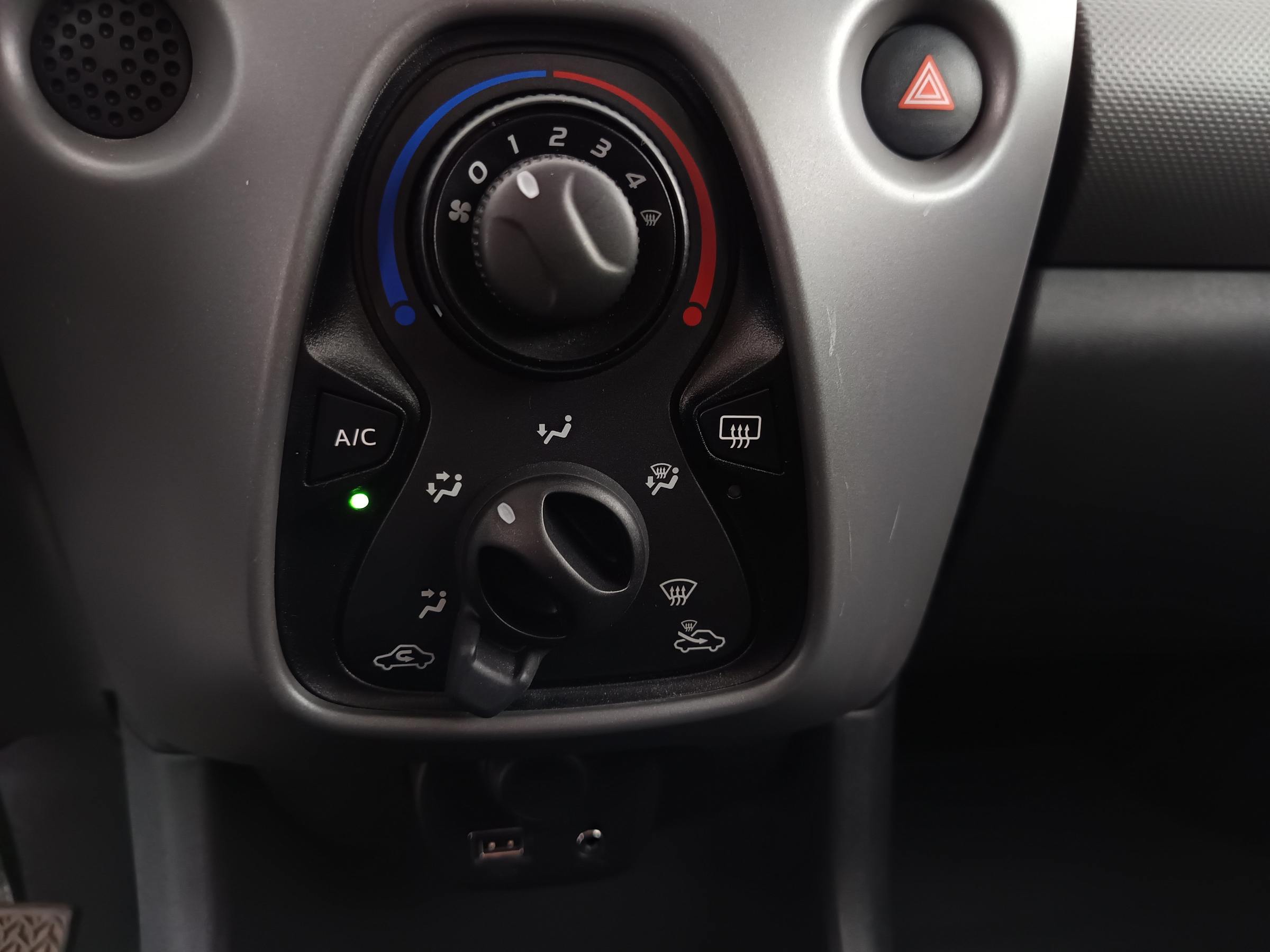 Peugeot 108 1,0 VTi 68 Active | Bild 22 von 27