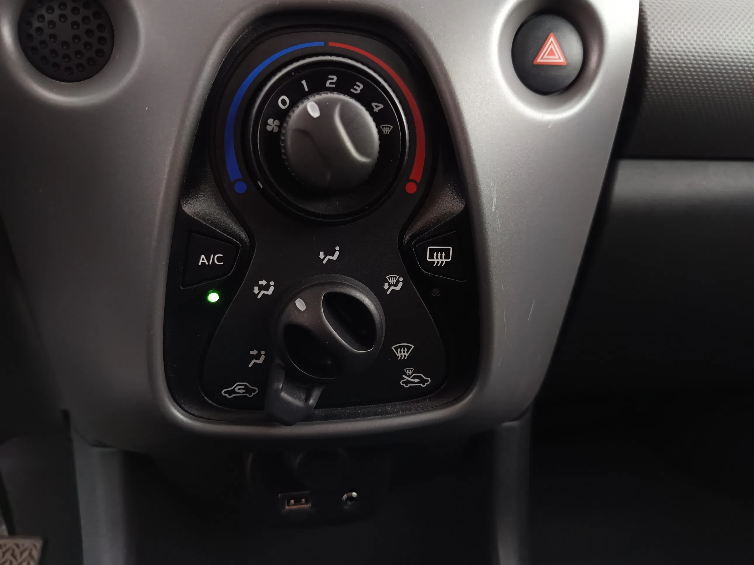 Peugeot 108 1,0 VTi 68 Active | Bild 22 von 27