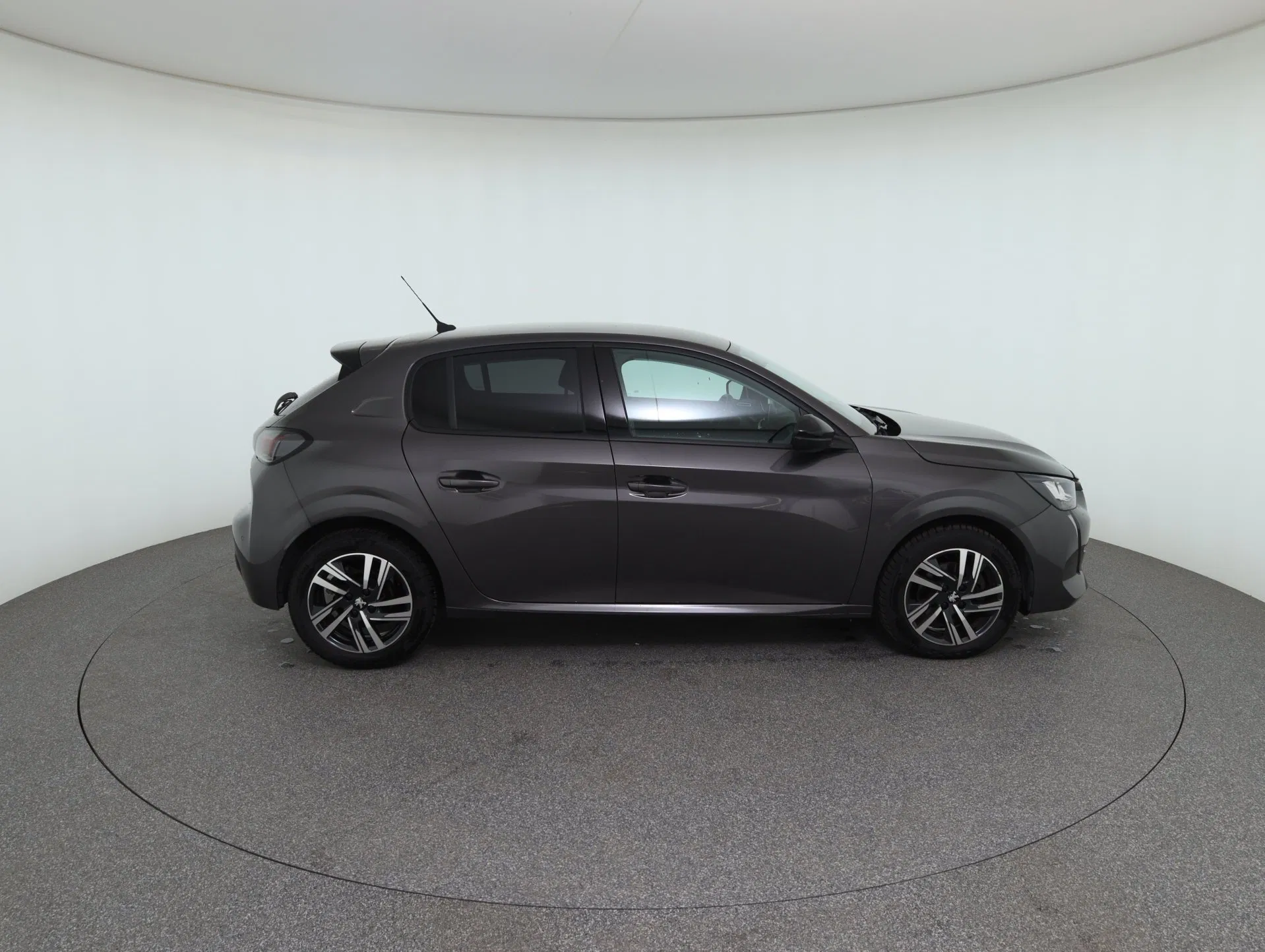 Peugeot 208 Allure BlueHDi 100 S&S | Bild 18 von 25