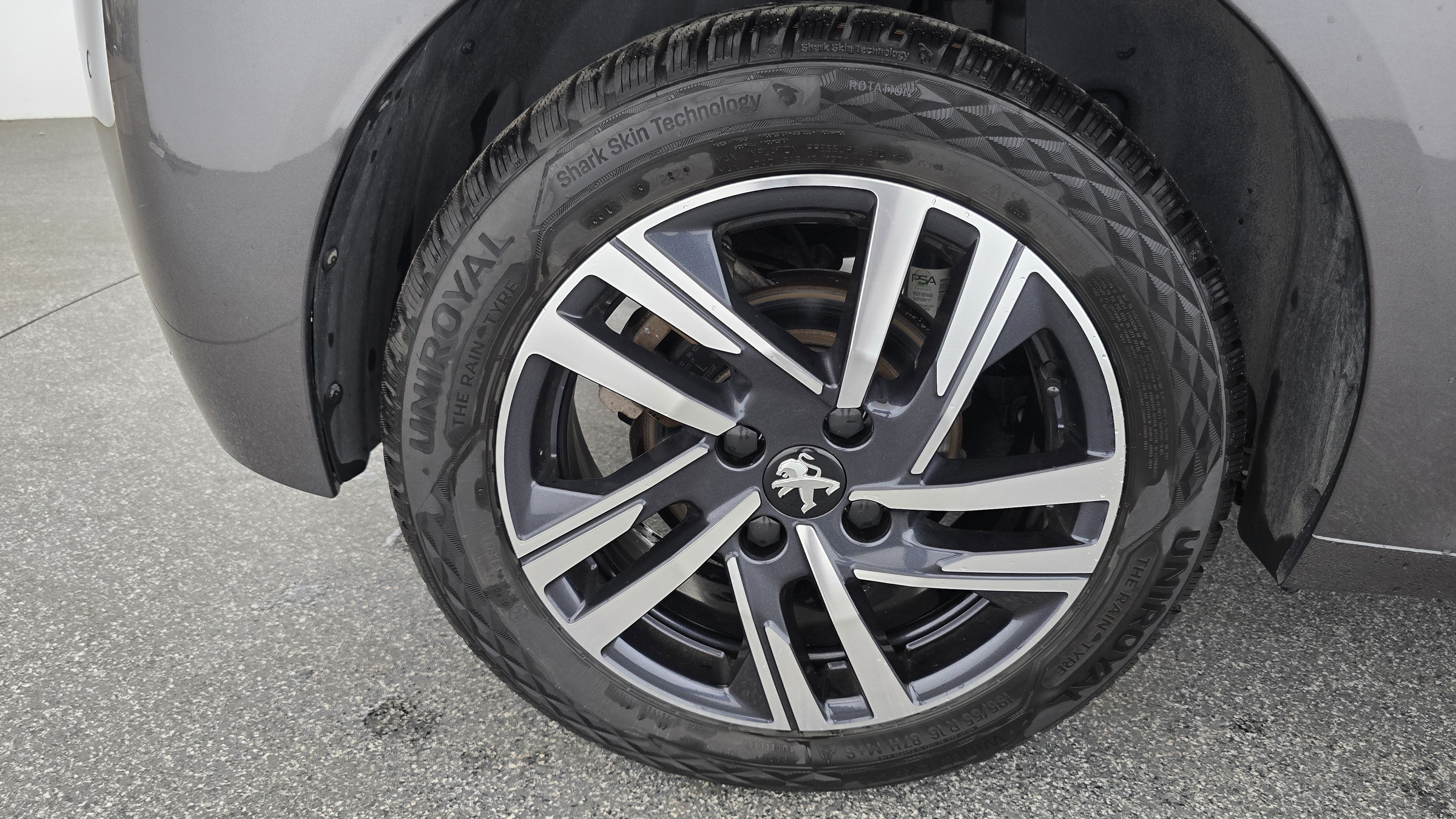 Peugeot 208 Allure BlueHDi 100 S&S | Bild 22 von 25