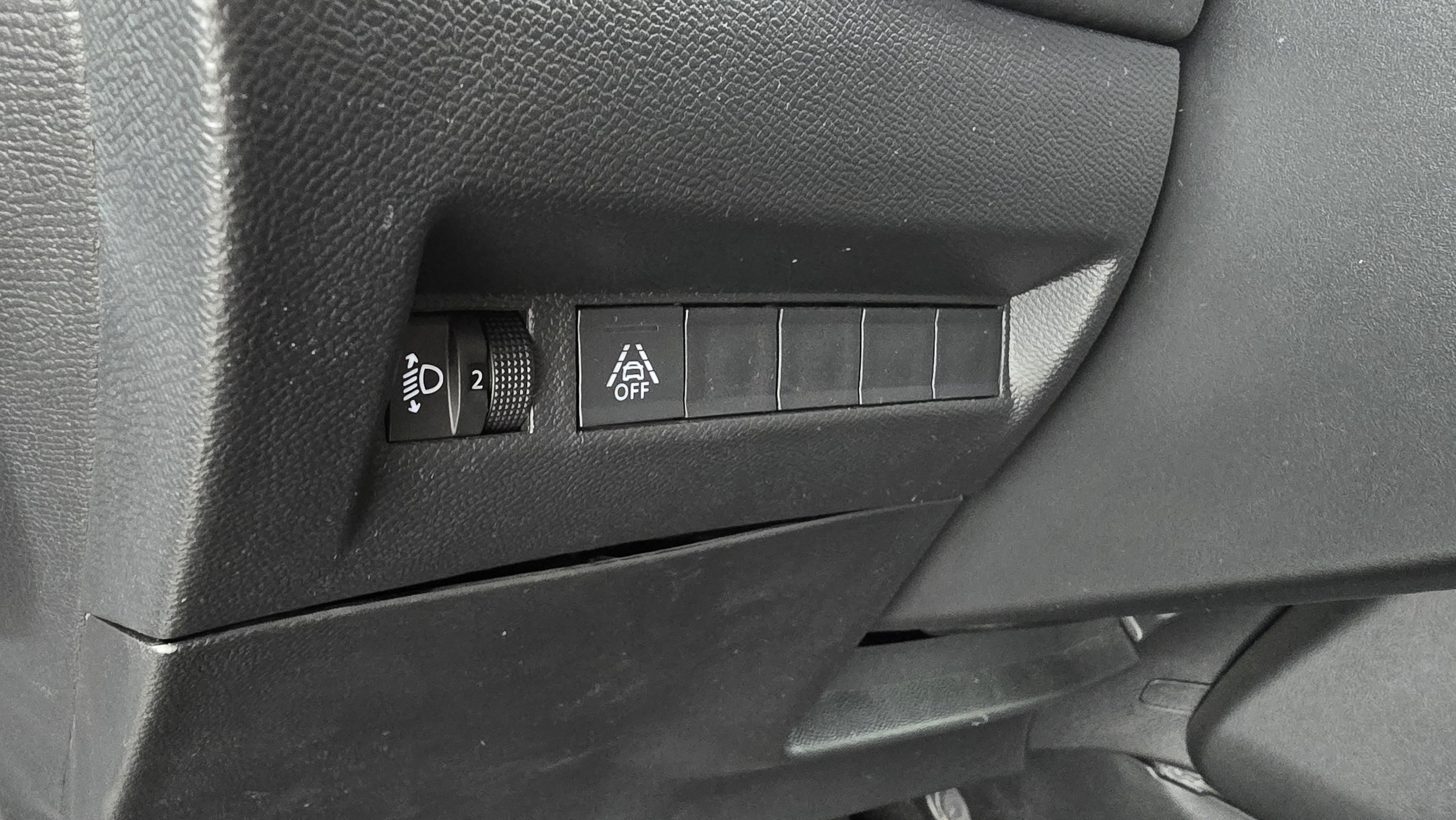 Peugeot 208 Allure BlueHDi 100 S&S | Bild 23 von 25