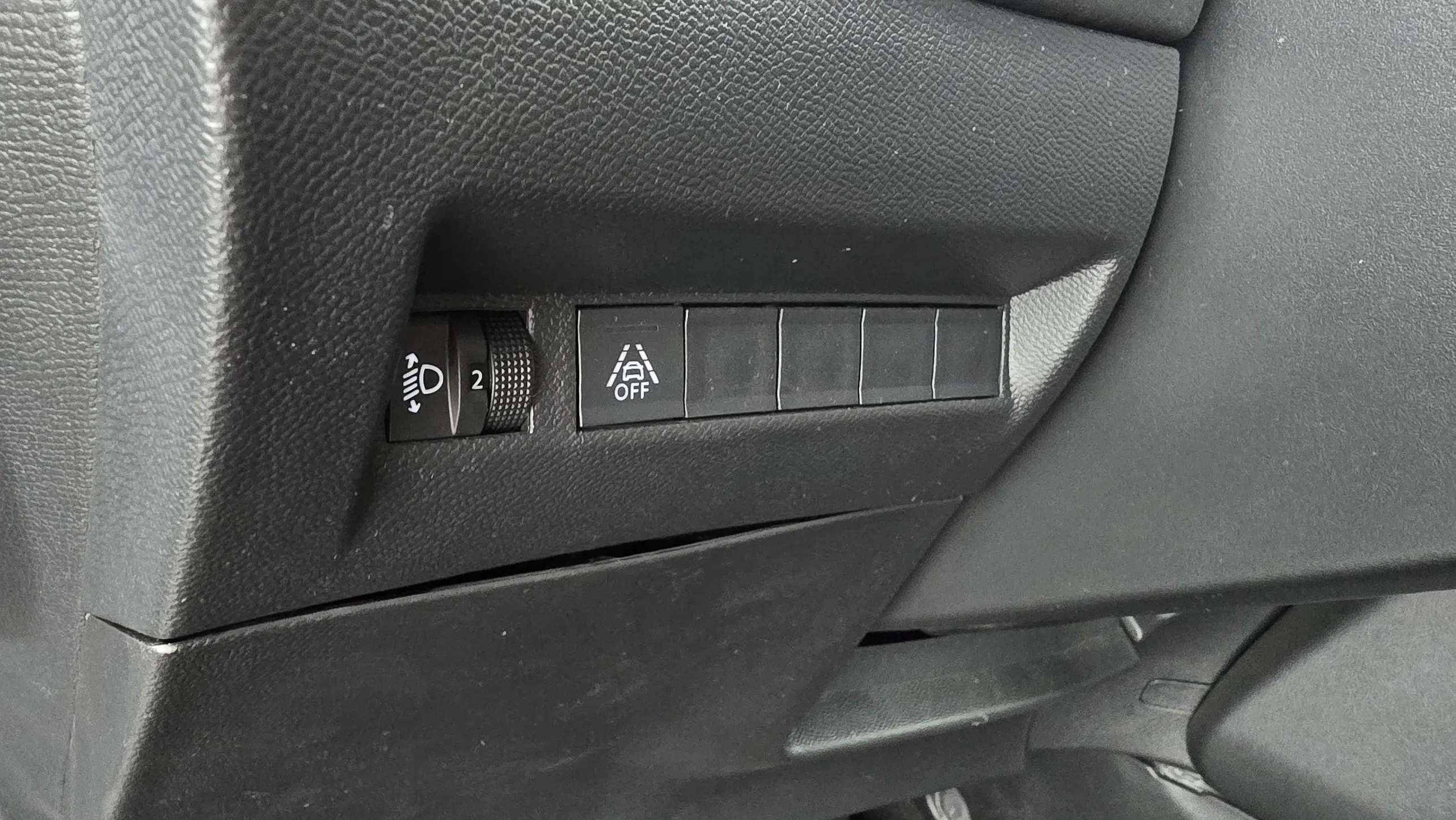 Peugeot 208 Allure BlueHDi 100 S&S | Bild 23 von 25