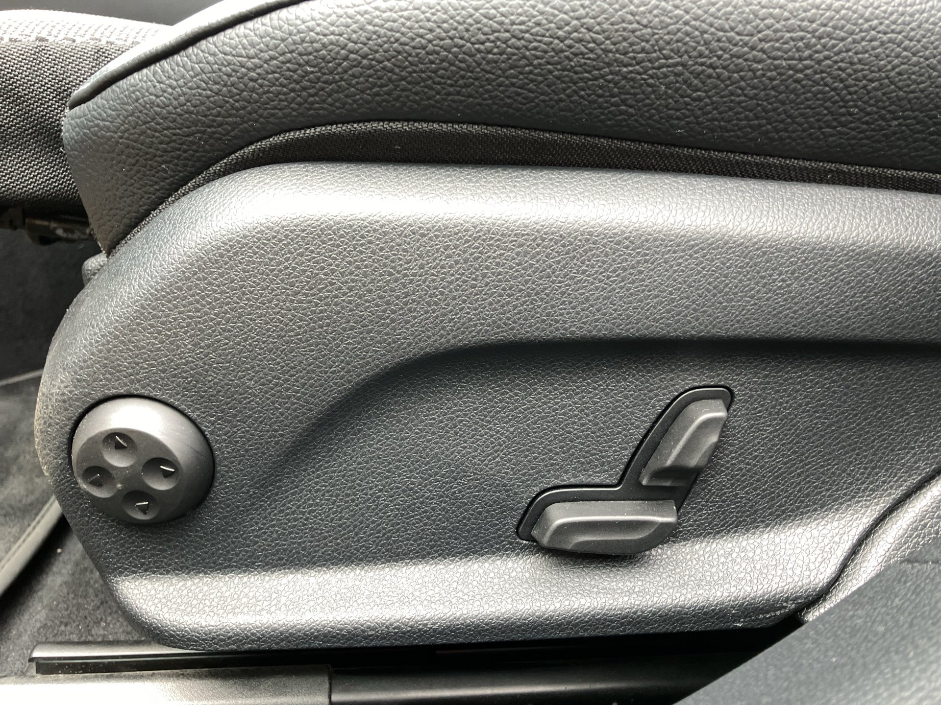 Mercedes-Benz E 220 d T 4MATIC Aut. | Bild 16 von 31