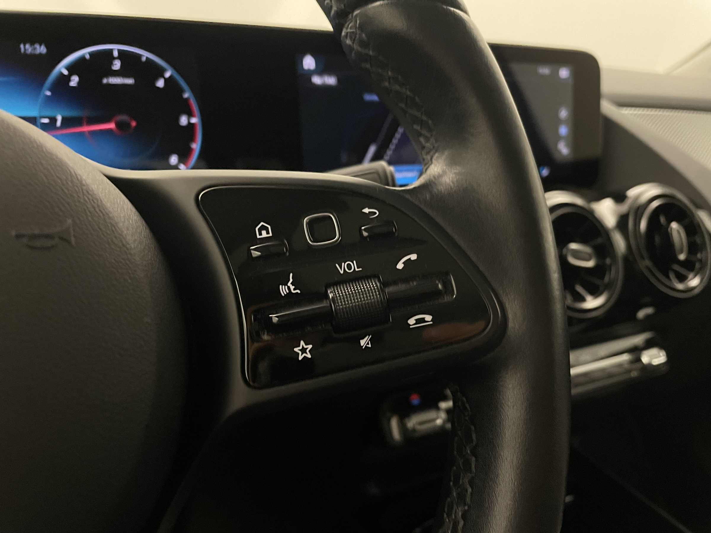 Mercedes-Benz GLA 180 d Aut. | Bild 23 von 31