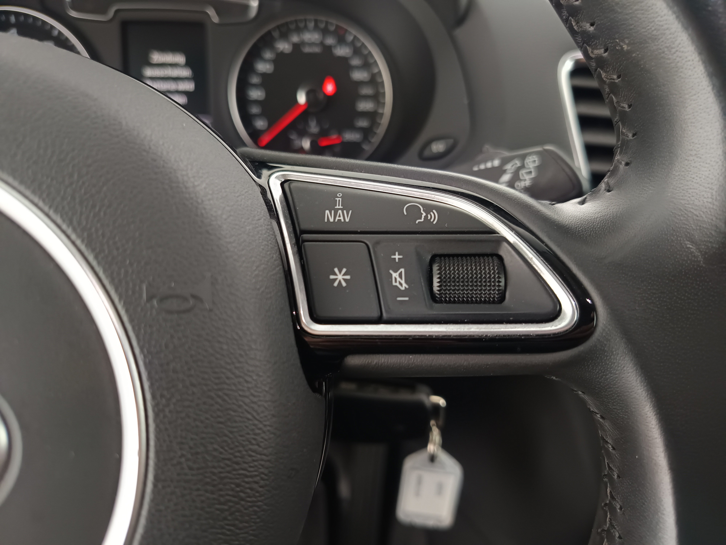 Audi Q3 2.0 TFSI quattro sport | Bild 17 von 30