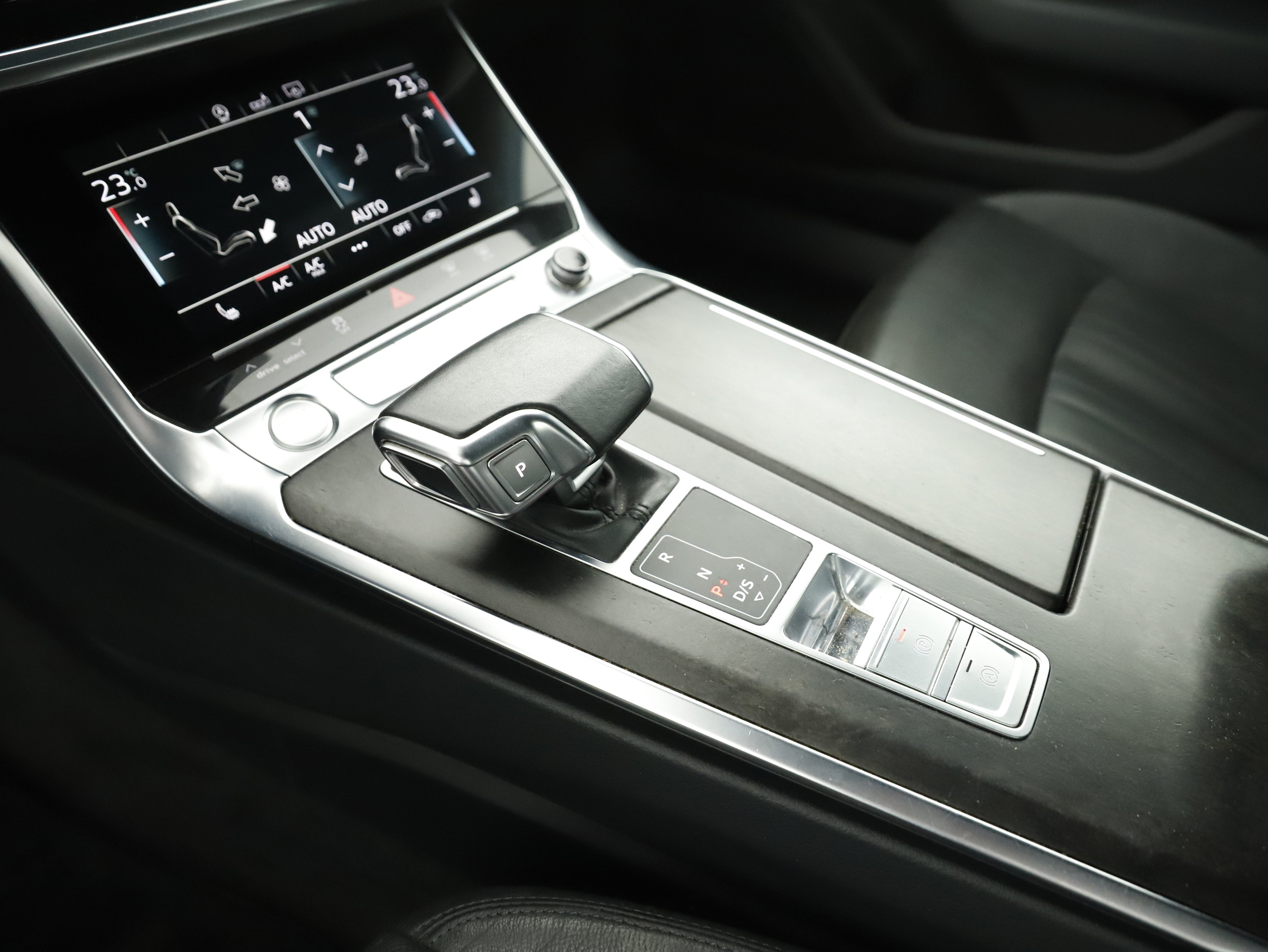 Audi A6 Avant 40 2.0 TDI quattro design | Bild 24 von 28