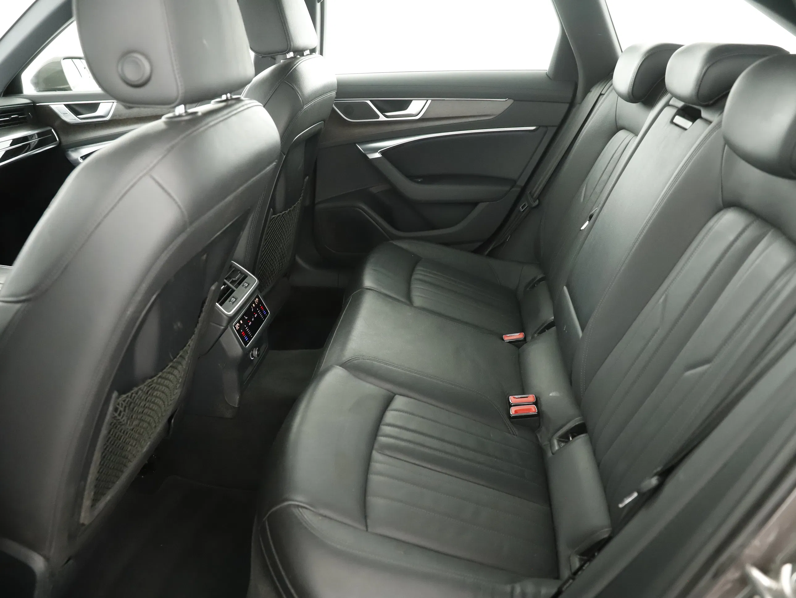 Audi A6 Avant 40 2.0 TDI quattro design | Bild 25 von 28