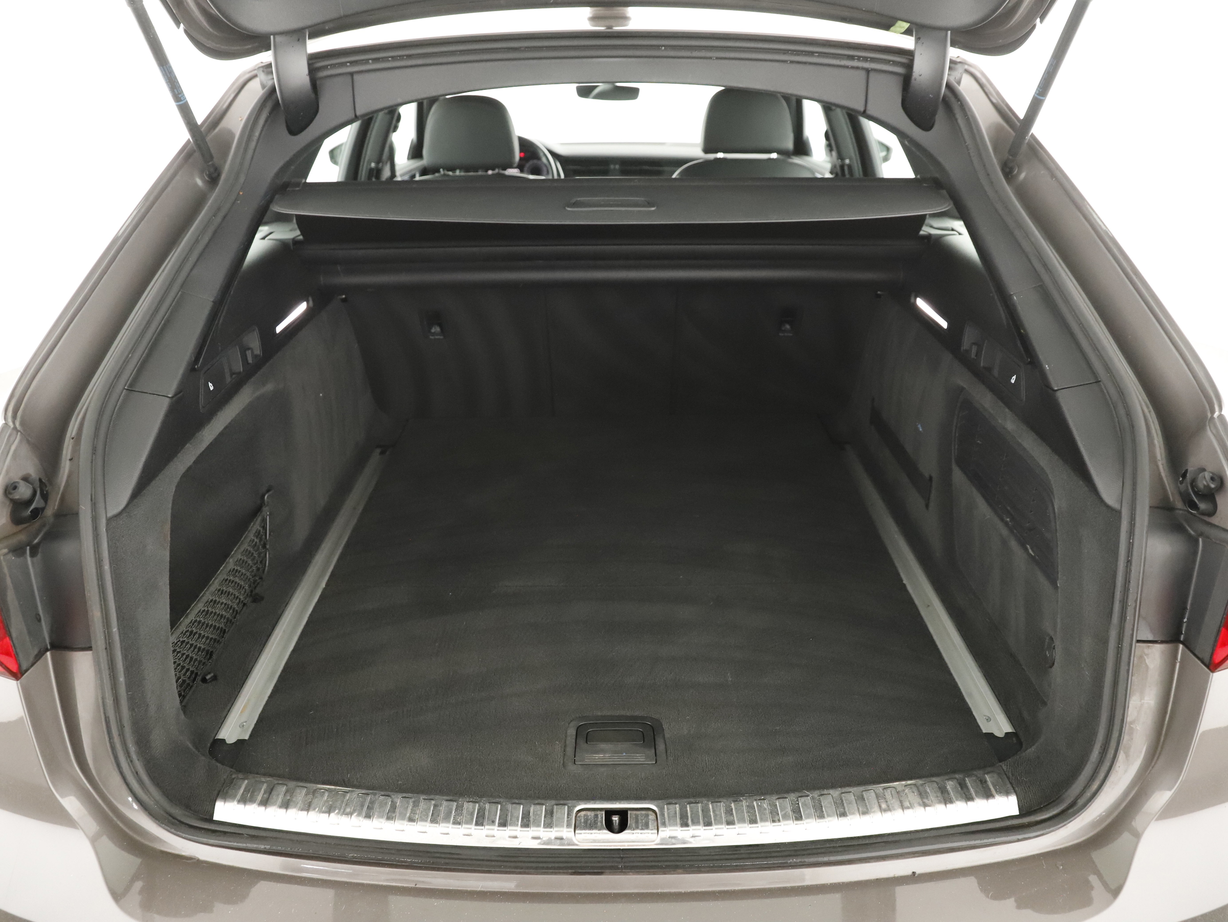 Audi A6 Avant 40 2.0 TDI quattro design | Bild 26 von 28