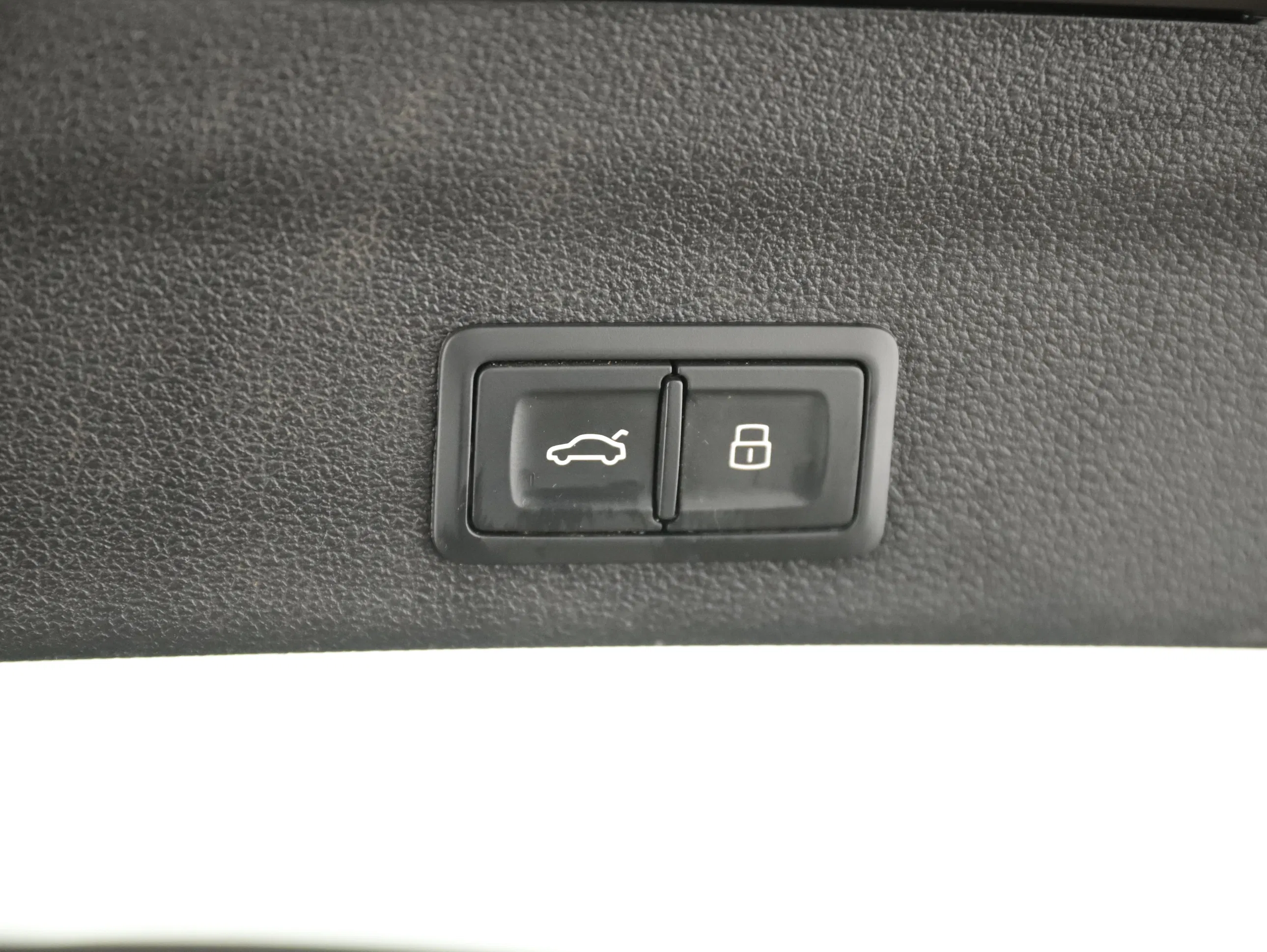 Audi A6 Avant 40 2.0 TDI quattro design | Bild 27 von 28