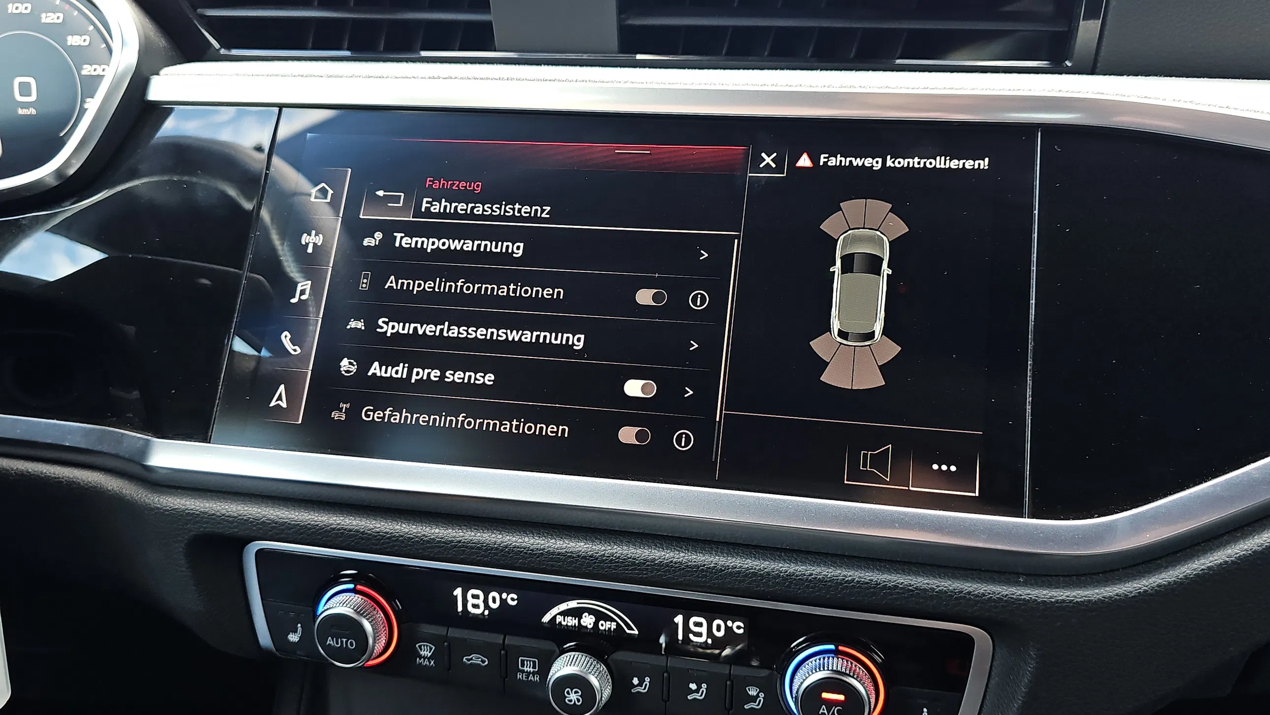 Audi Q3 SB 45 TFSI quattro S-line | Bild 15 von 20