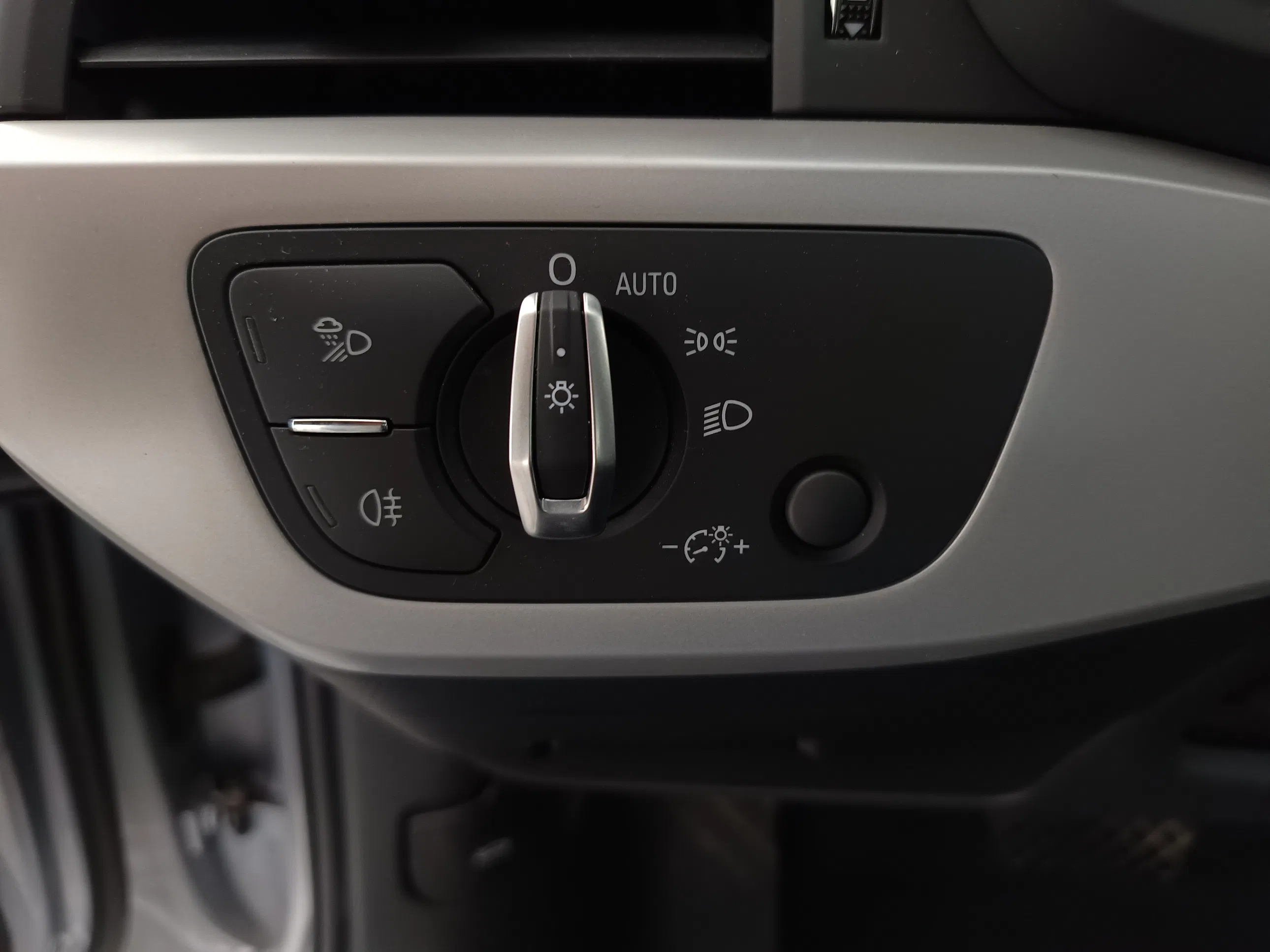 Audi A4 Avant 40 2.0 TDI quattro advanced | Bild 13 von 31