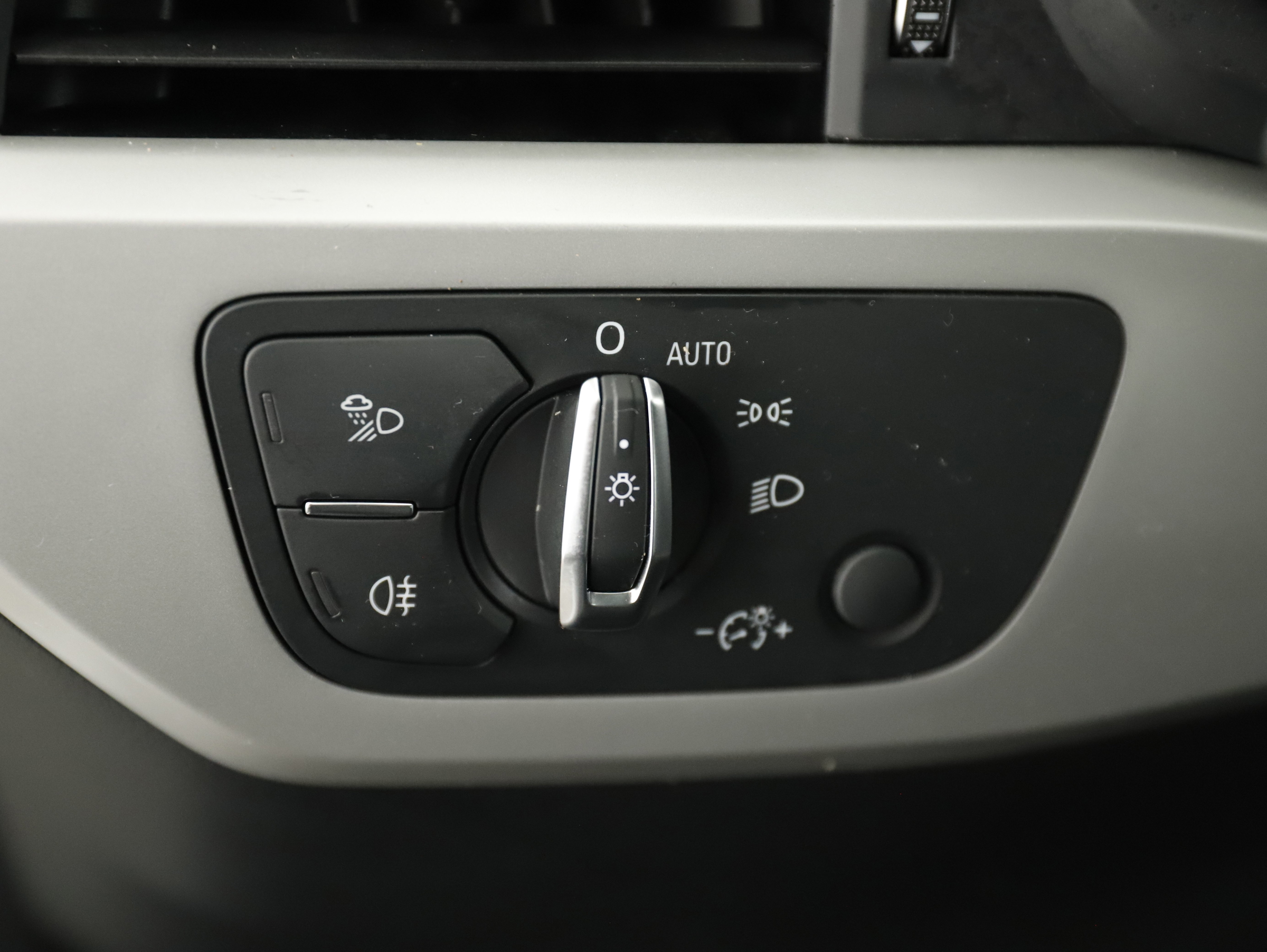 Audi A4 Avant 40 2.0 TFSI S-Line | Bild 30 von 31