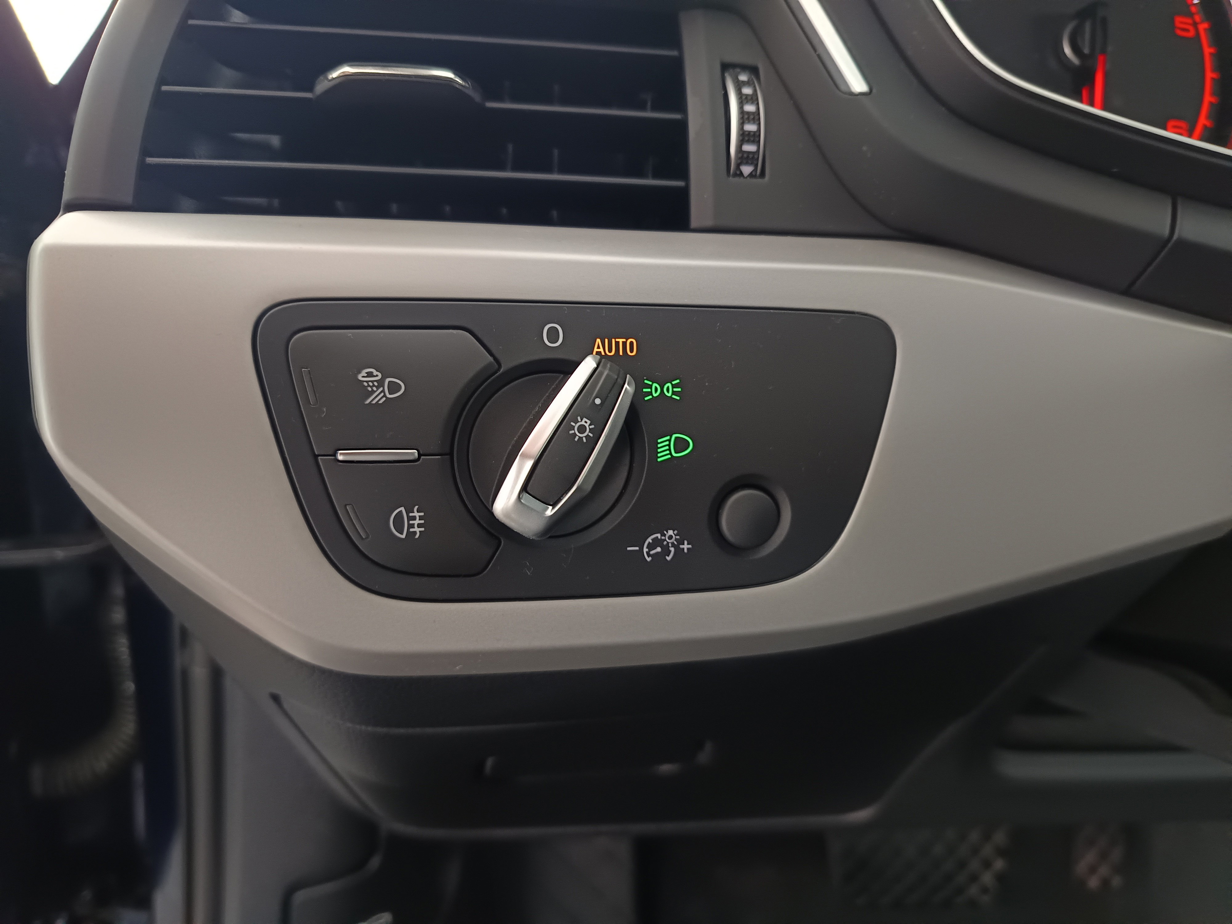 Audi A4 Avant 30 2.0 TDI | Bild 13 von 31