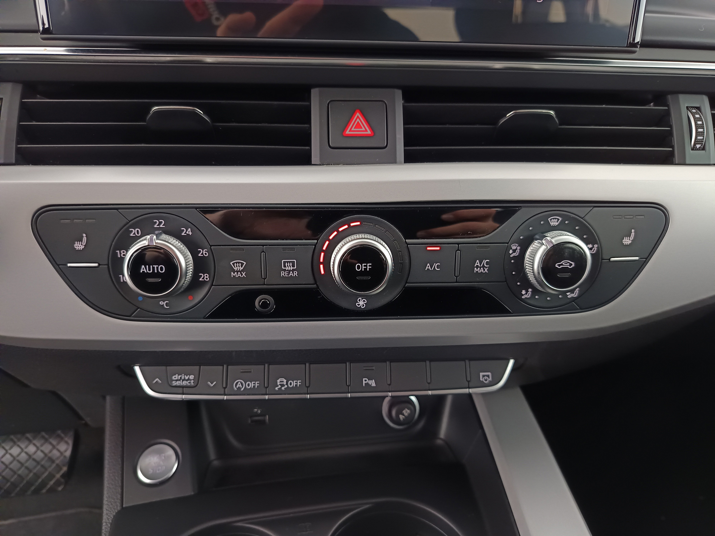 Audi A4 Avant 30 2.0 TDI | Bild 27 von 31