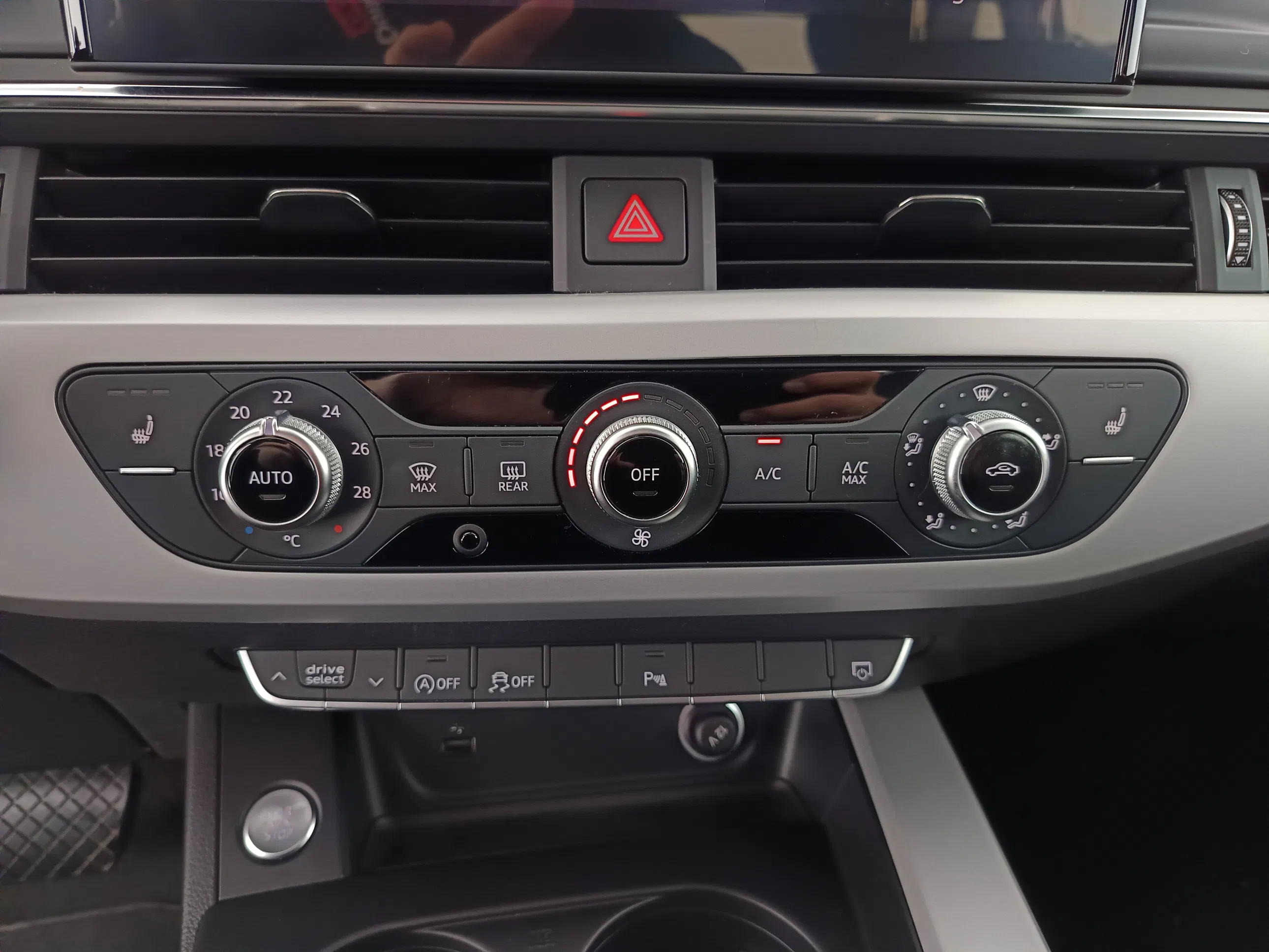 Audi A4 Avant 30 2.0 TDI | Bild 27 von 31