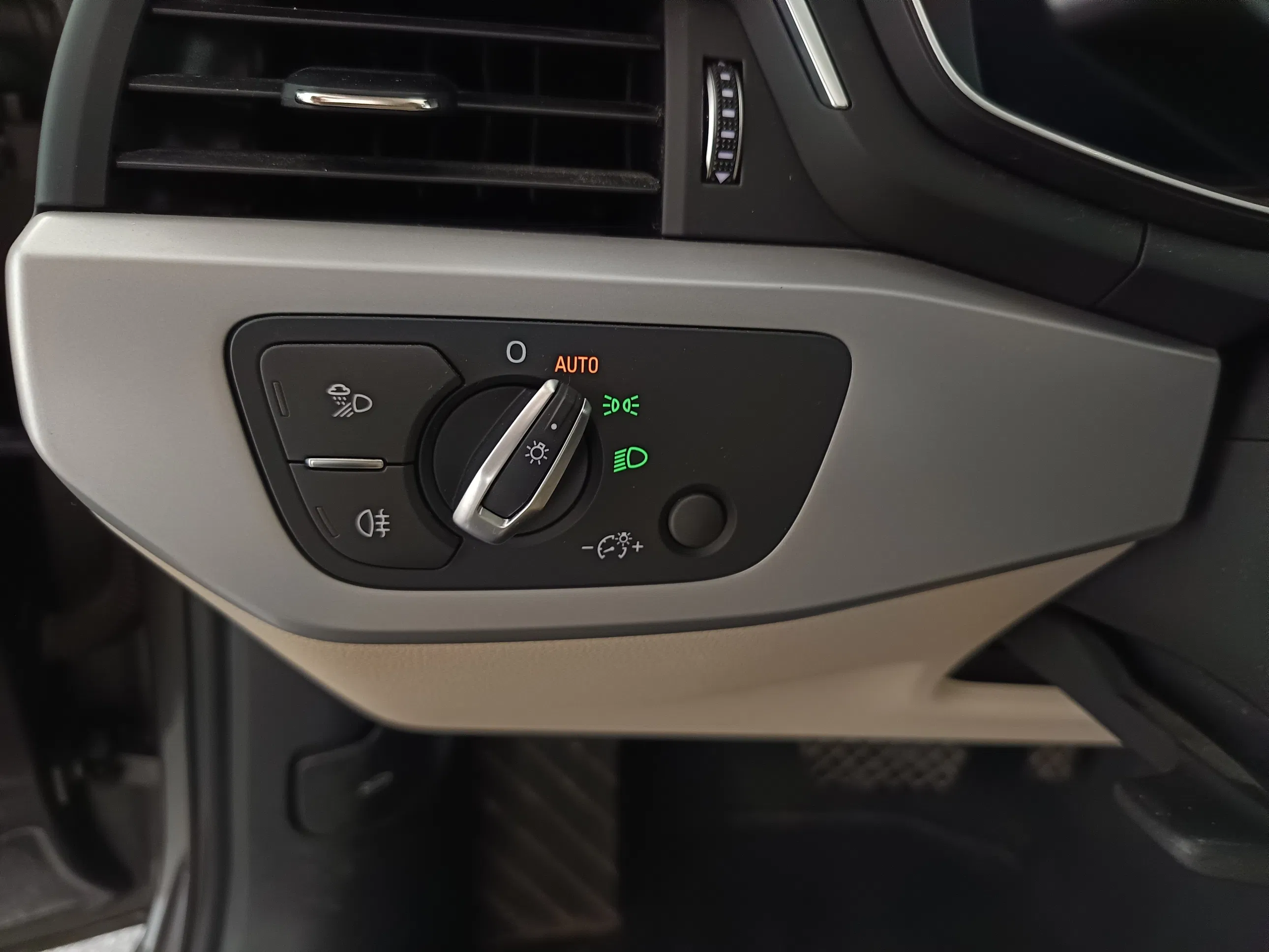 Audi A4 Avant 30 2.0 TDI | Bild 13 von 31