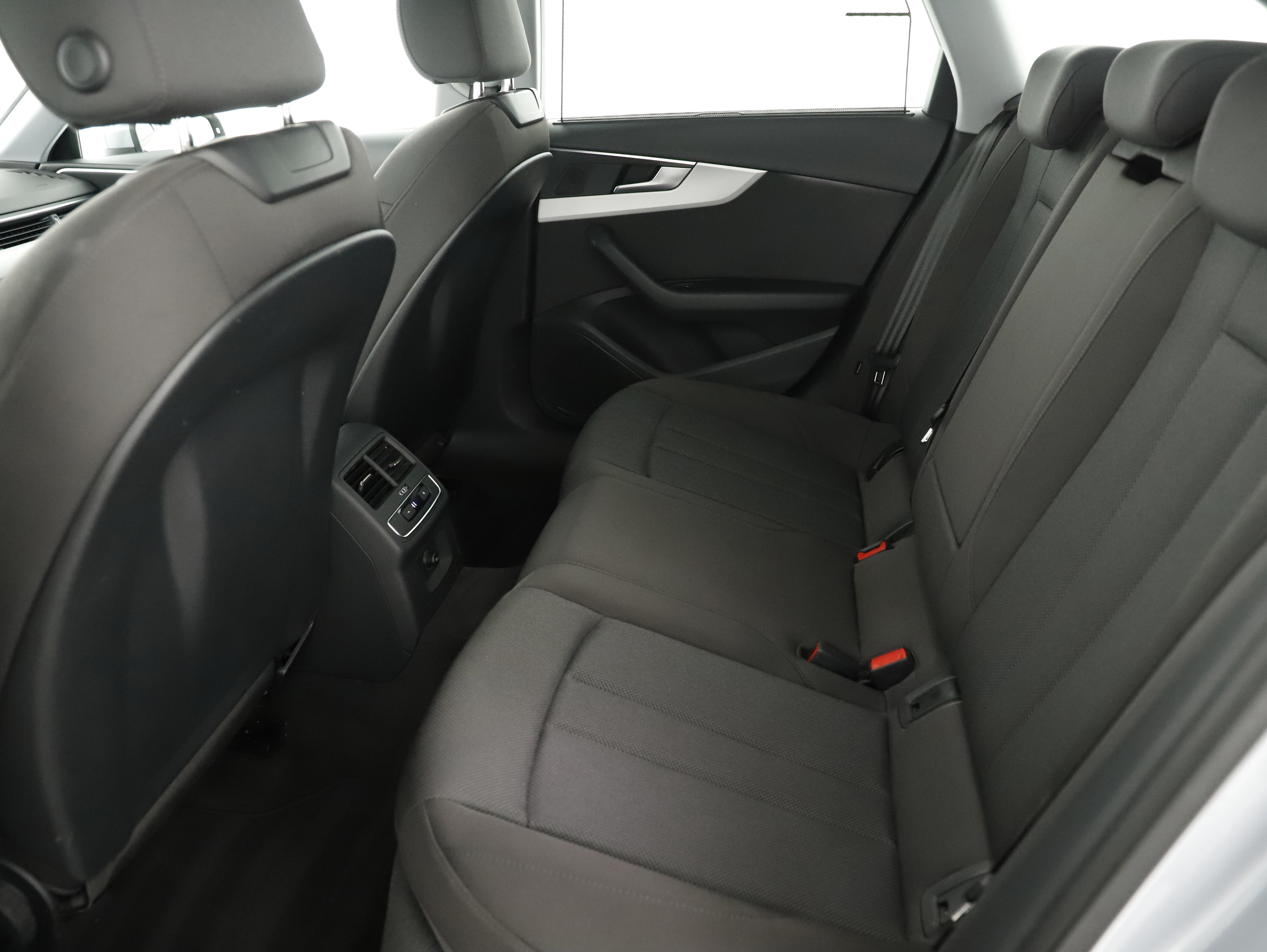 Audi A4 Avant 40 TFSI advanced | Bild 26 von 29