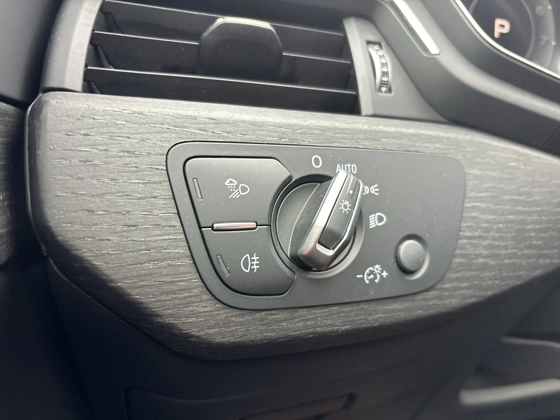 Audi A4 Avant 40 2.0 TFSI quattro S-Line | Bild 8 von 23