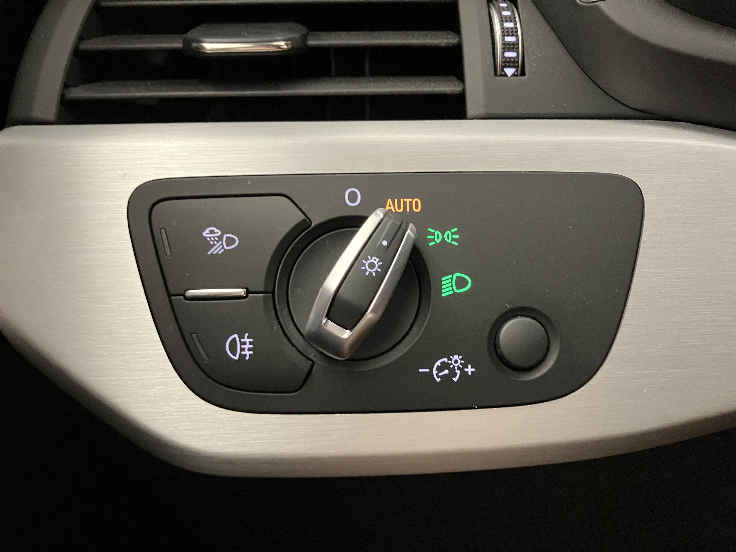 Audi A4 Avant 40 2.0 TDI quattro S-Line | Bild 11 von 30