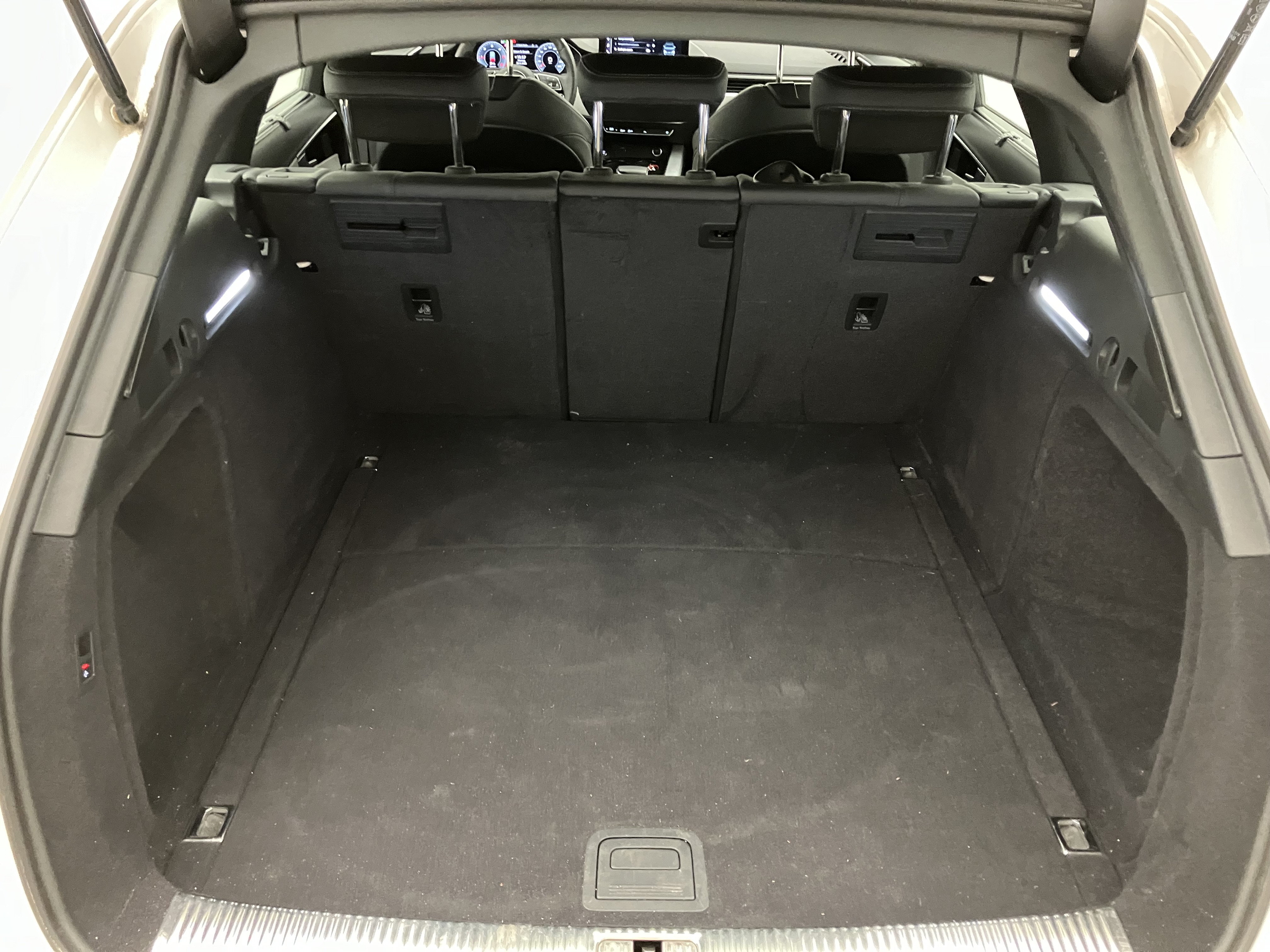 Audi A4 Avant 40 2.0 TDI quattro S-Line | Bild 27 von 30