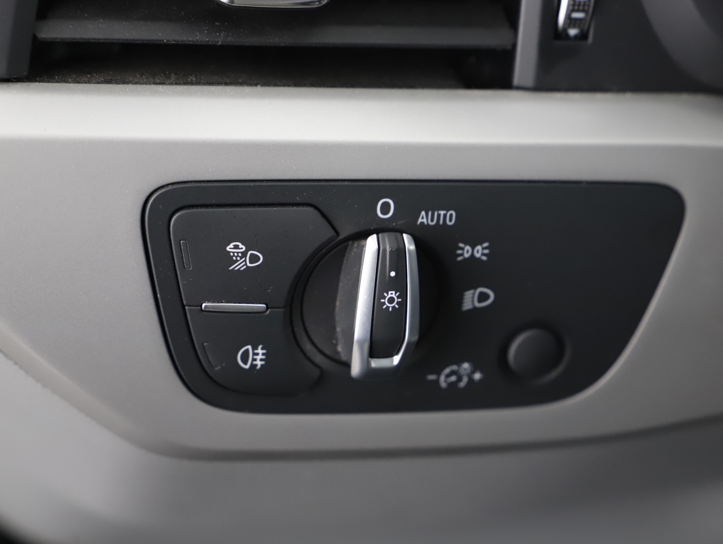 Audi A4 Avant 30 2.0 TDI advanced | Bild 14 von 25