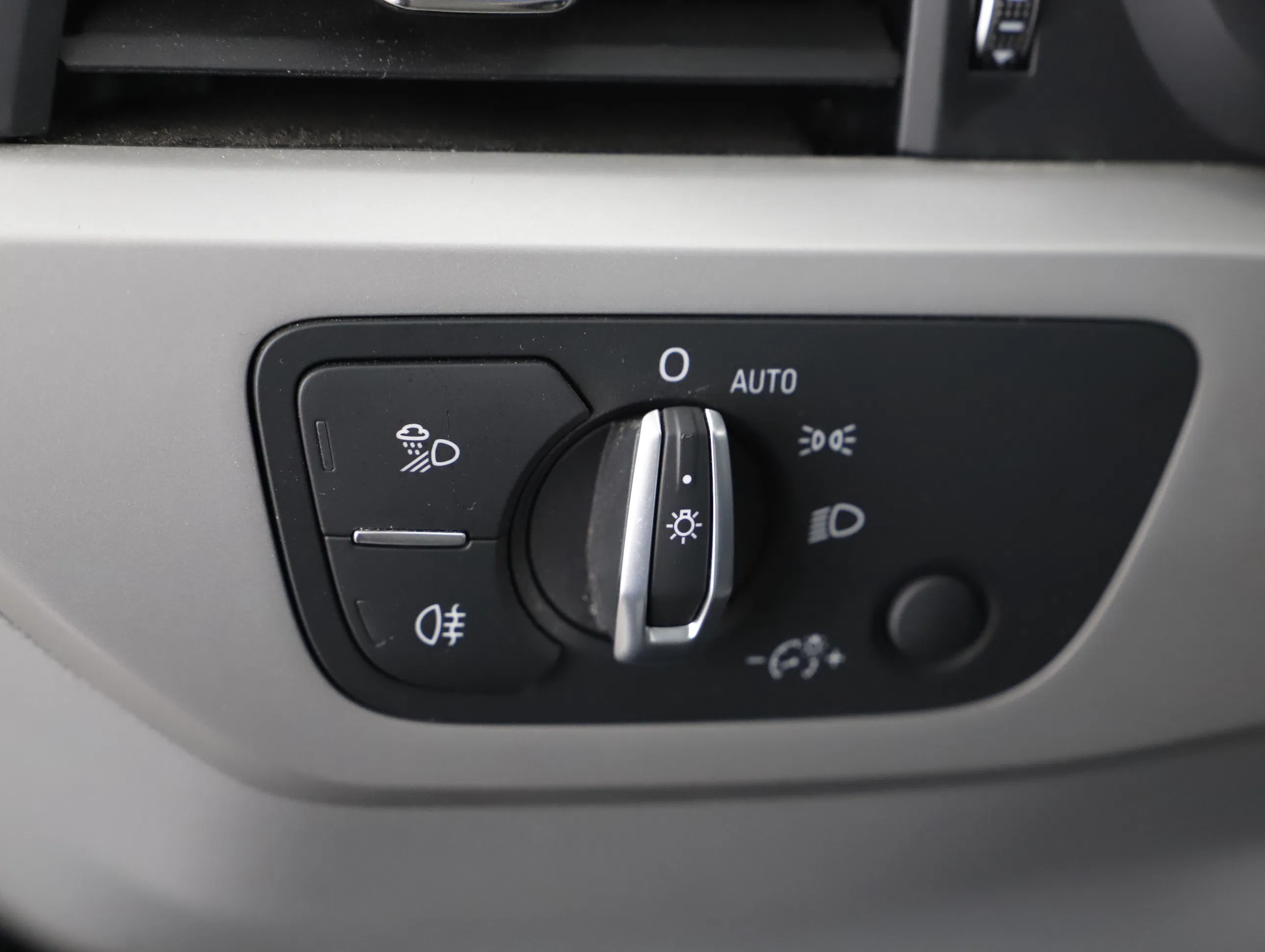 Audi A4 Avant 30 2.0 TDI advanced | Bild 14 von 25