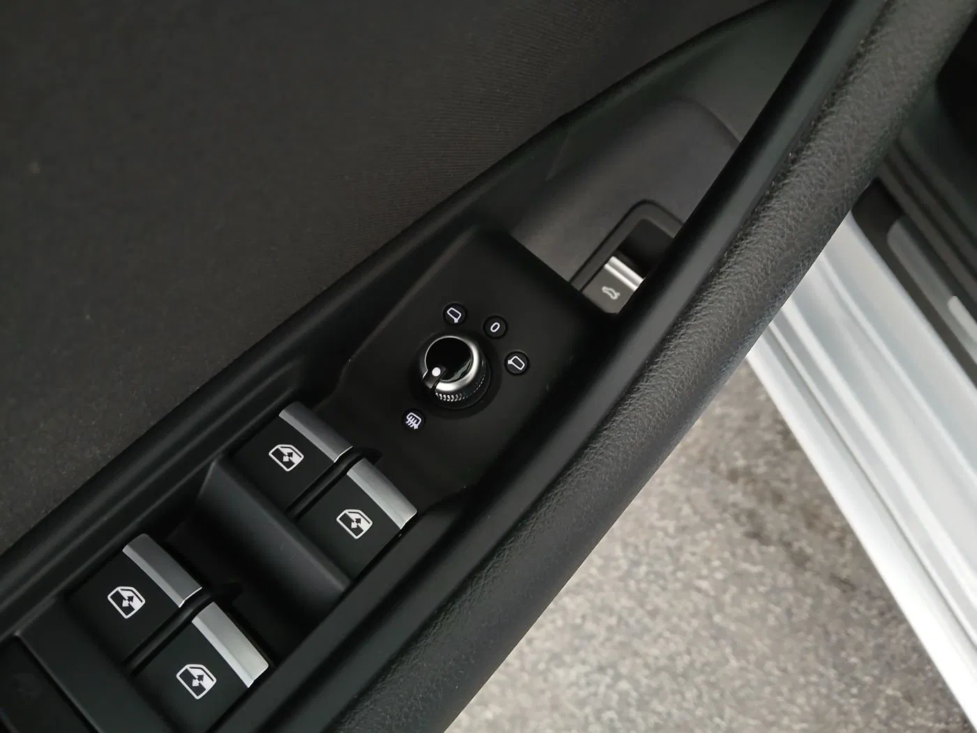 Audi A4 Avant 30 2.0 TDI advanced | Bild 6 von 24