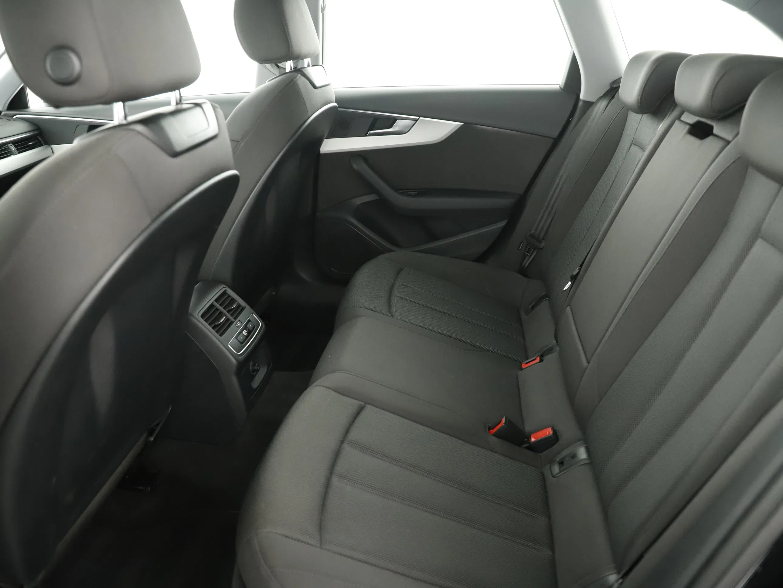 Audi A4 Avant 35 2.0 TDI S-Line | Bild 25 von 28