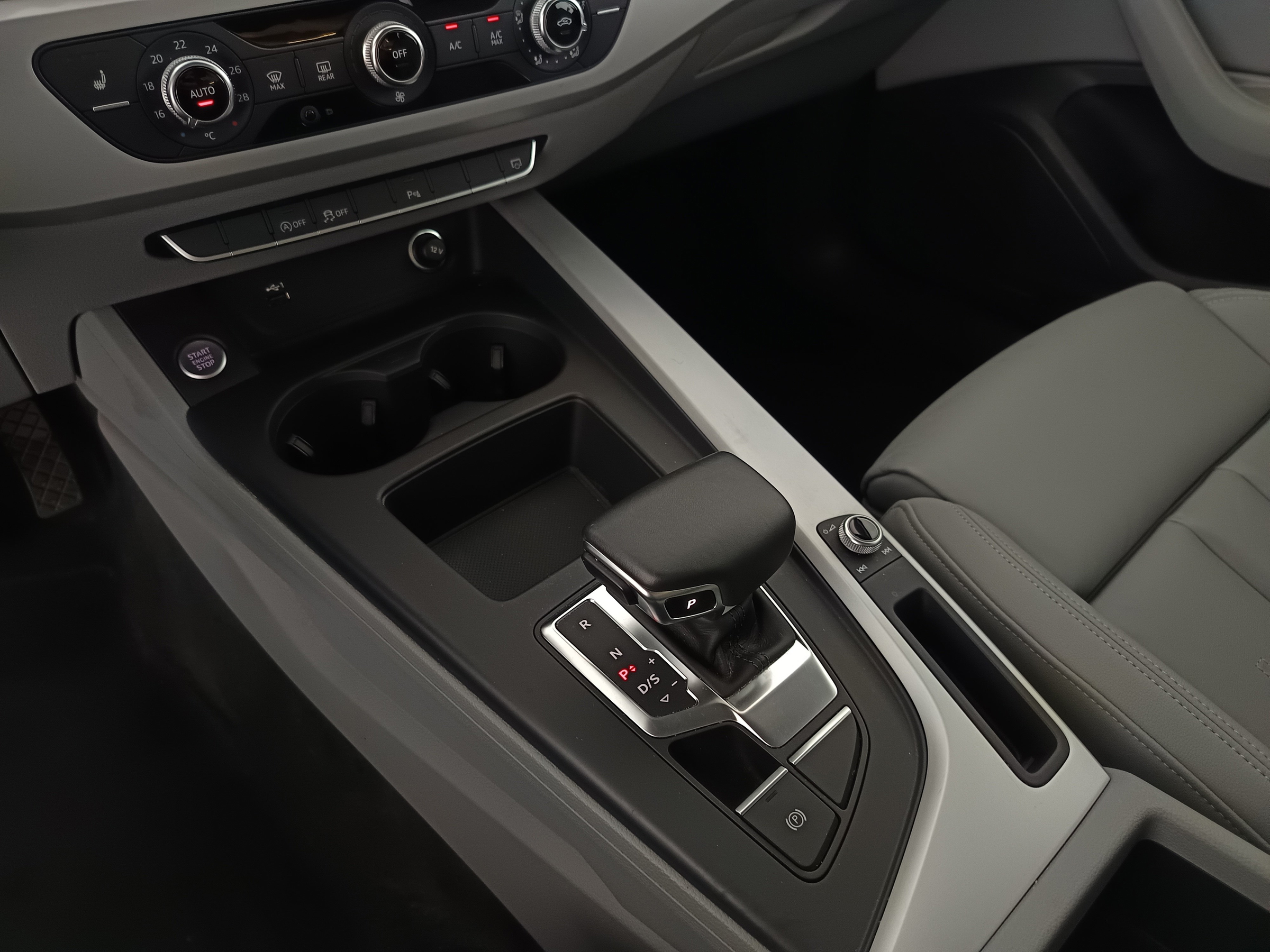 Audi A4 30 2.0 TDI S-Line | Bild 29 von 31