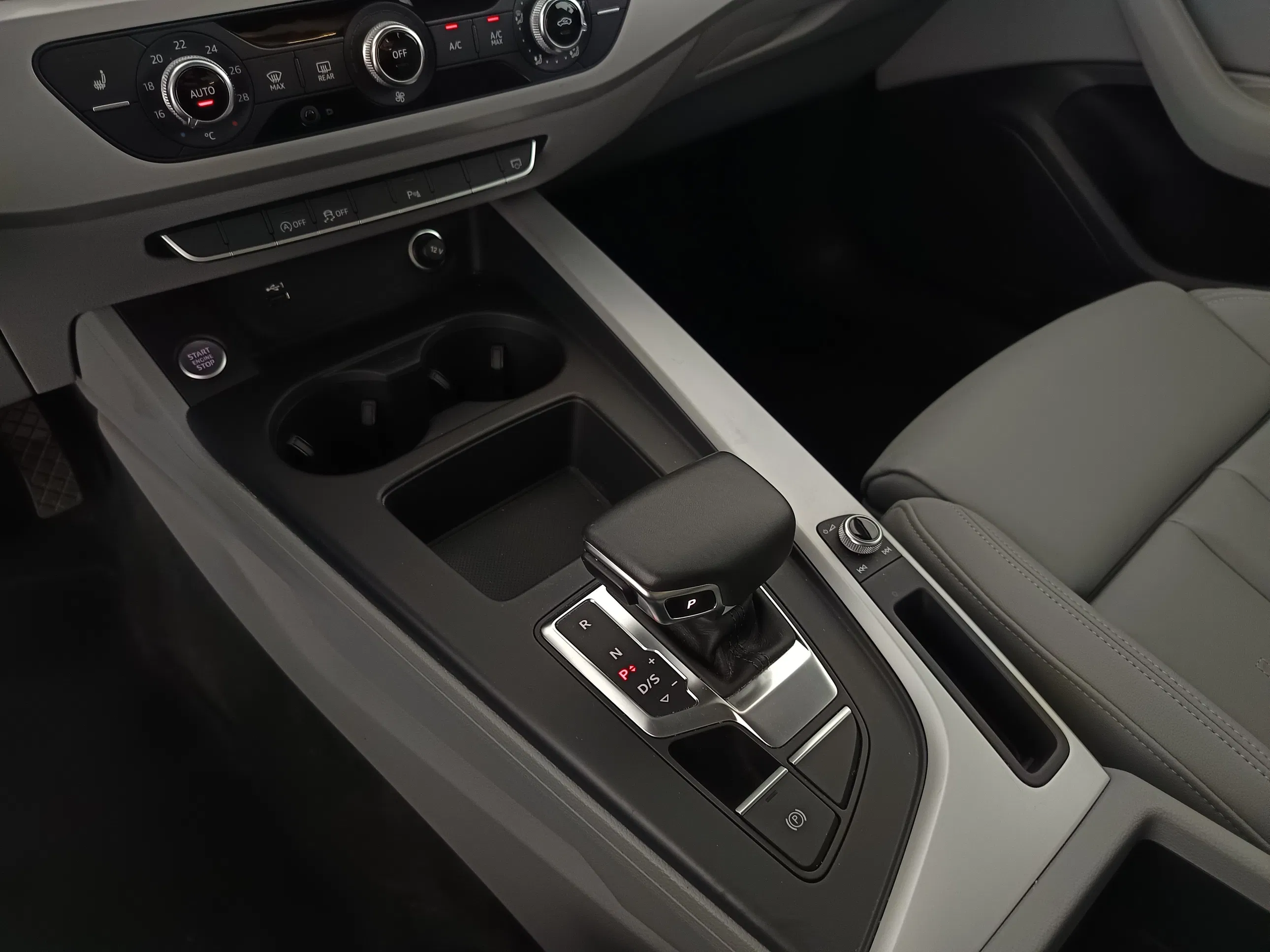 Audi A4 30 2.0 TDI S-Line | Bild 29 von 31