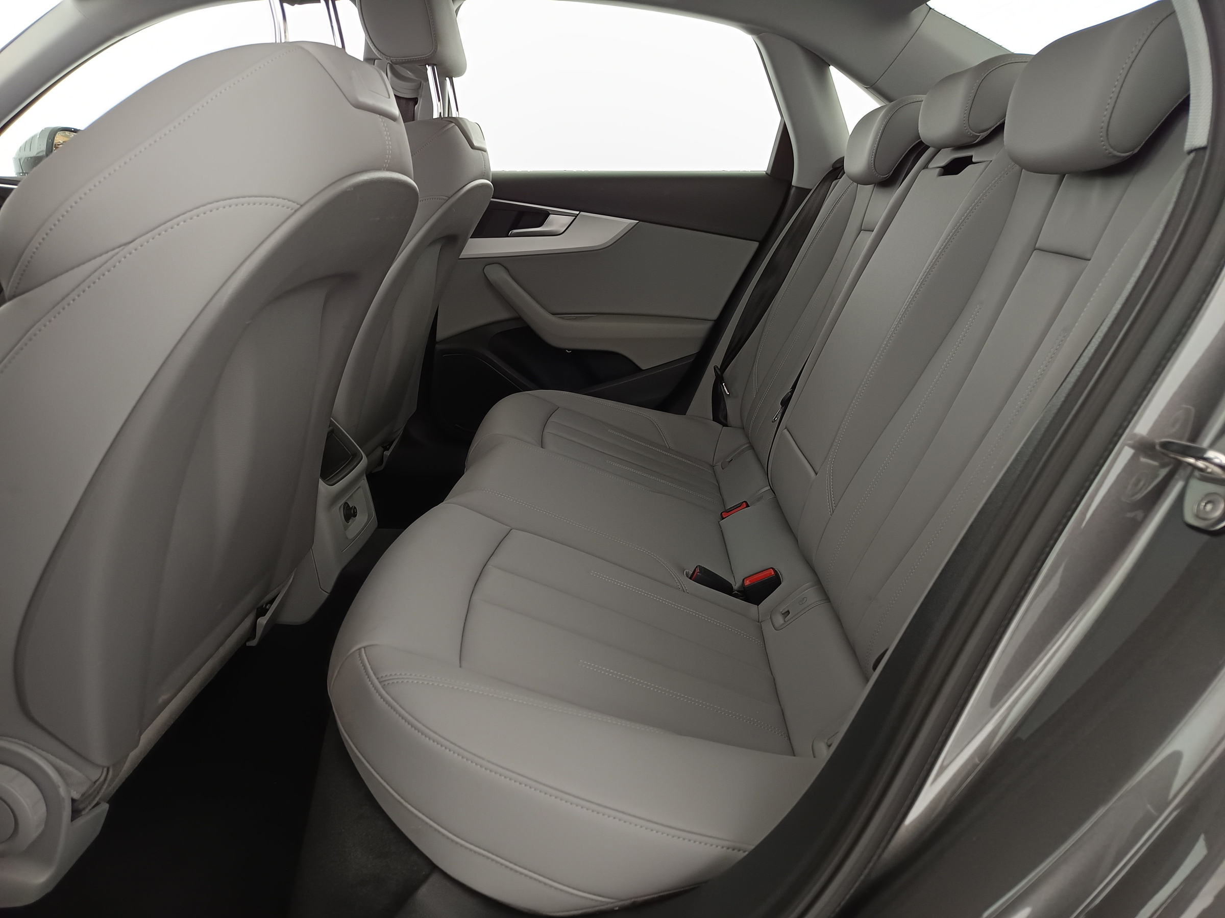 Audi A4 30 2.0 TDI S-Line | Bild 30 von 31