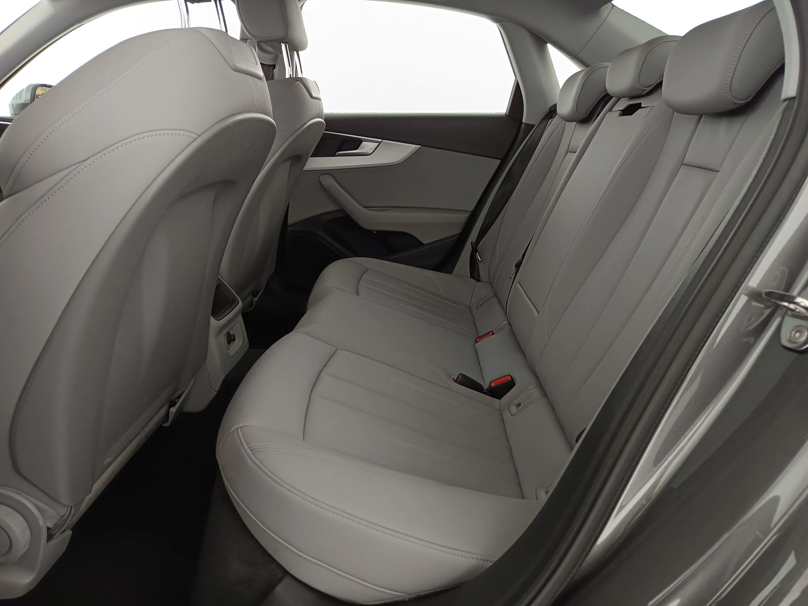 Audi A4 30 2.0 TDI S-Line | Bild 30 von 31