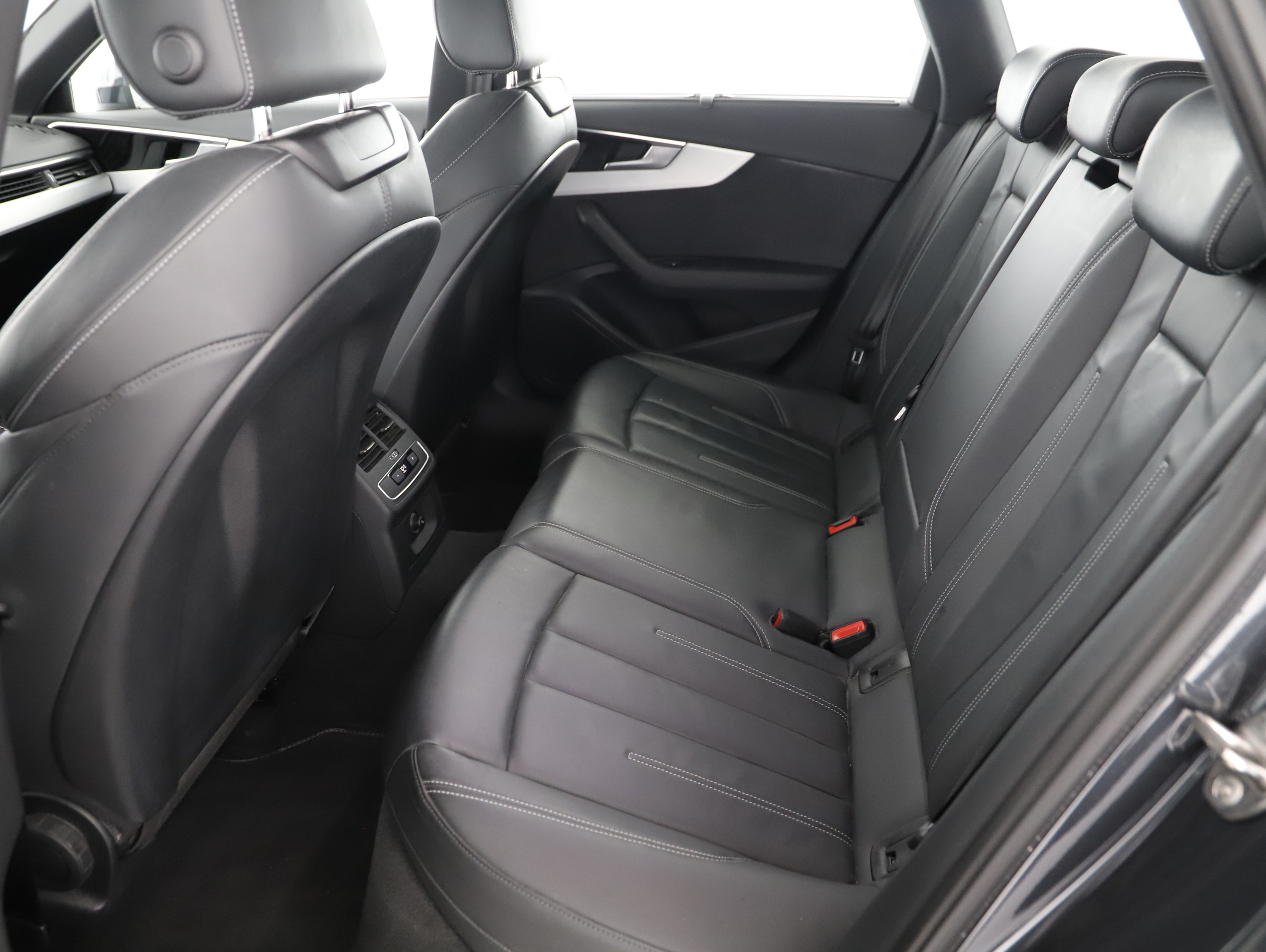 Audi A4 Avant 30 2.0 TDI advanced | Bild 2 von 24